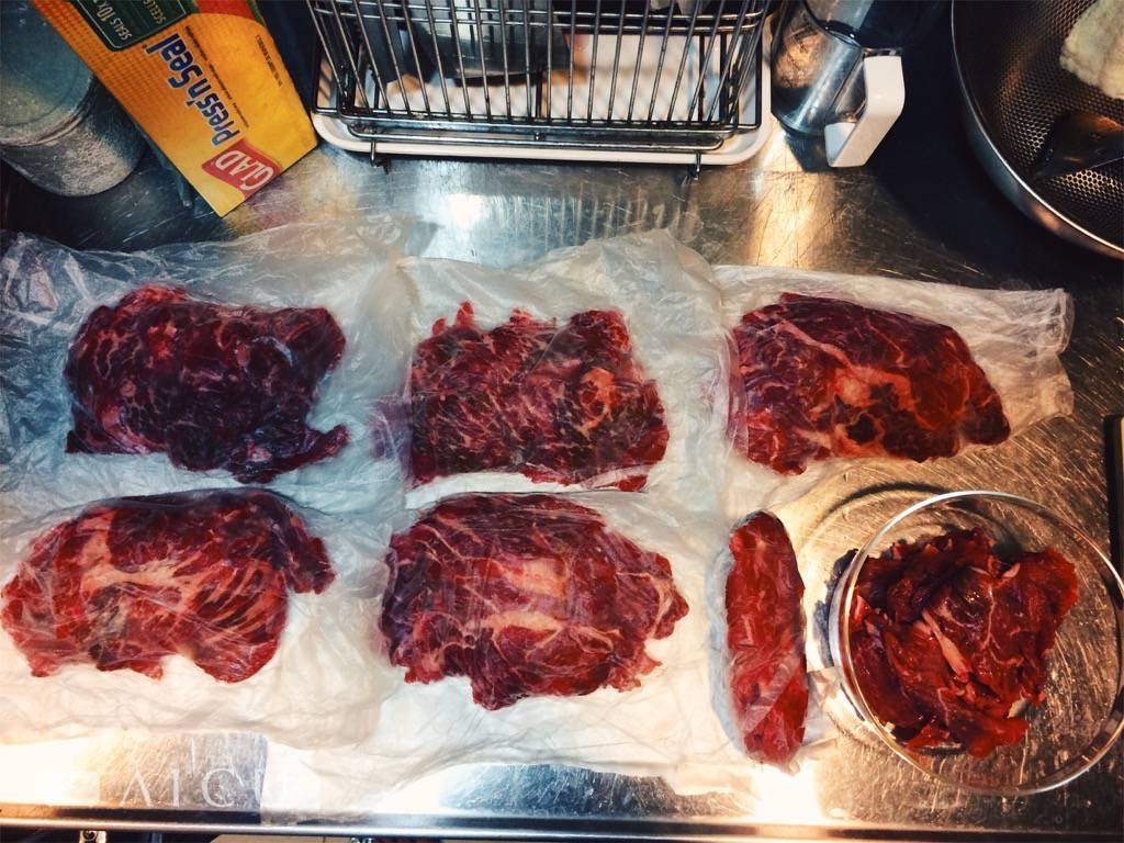 1.6公斤牛肉可以分成240公克牛肉x5包+360公克準備燉煮x1包+簡易早餐三明治用x1包