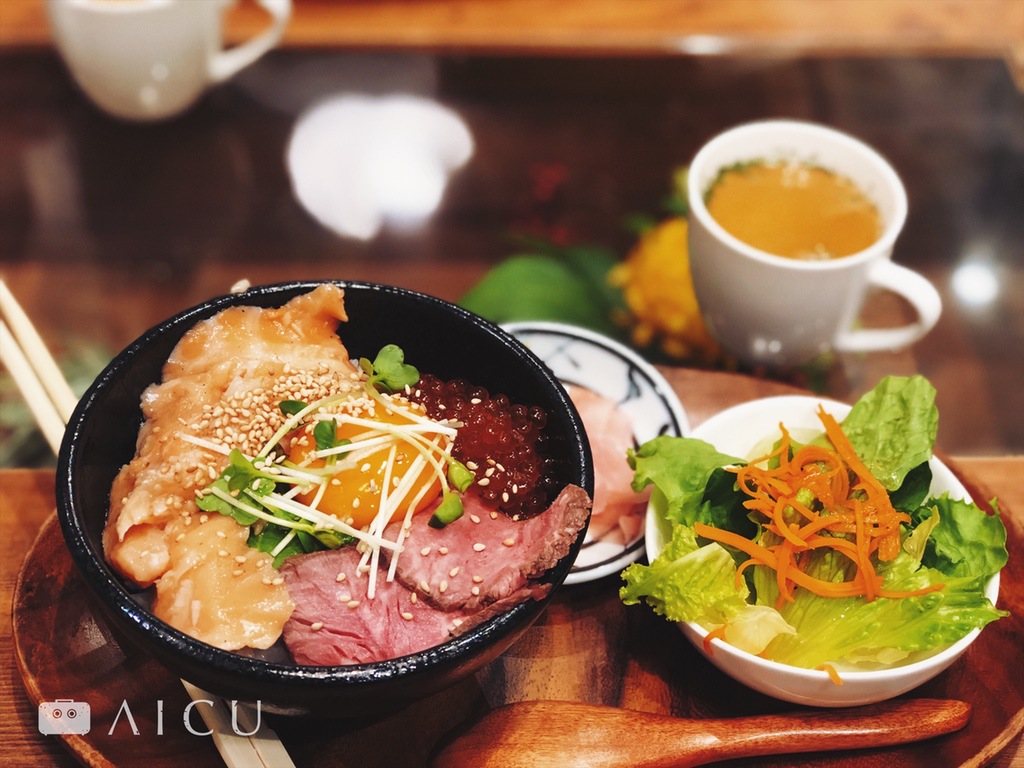午餐丼飯:鮭魚卵、醬油漬鮭魚、烤牛肉。
