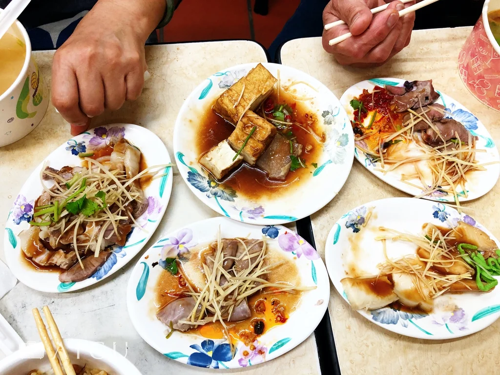 點上滿滿一桌小菜是最過癮,四人一桌點滿,不過400多元。