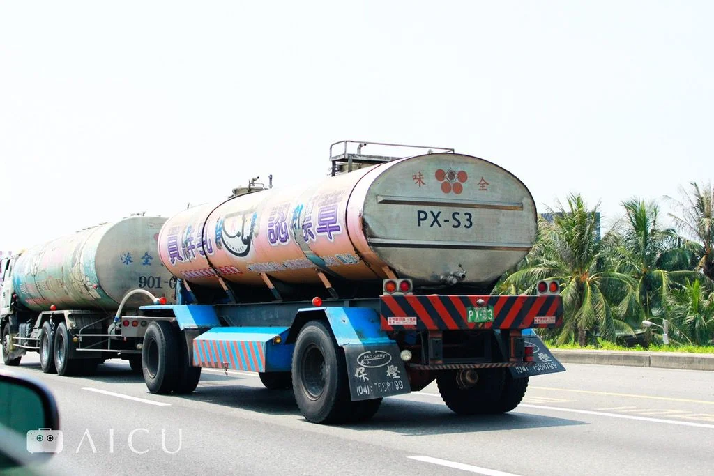 大廠是透過像這種生乳車來到各地衛星牧場把生乳收集之後再送回工廠加熱。