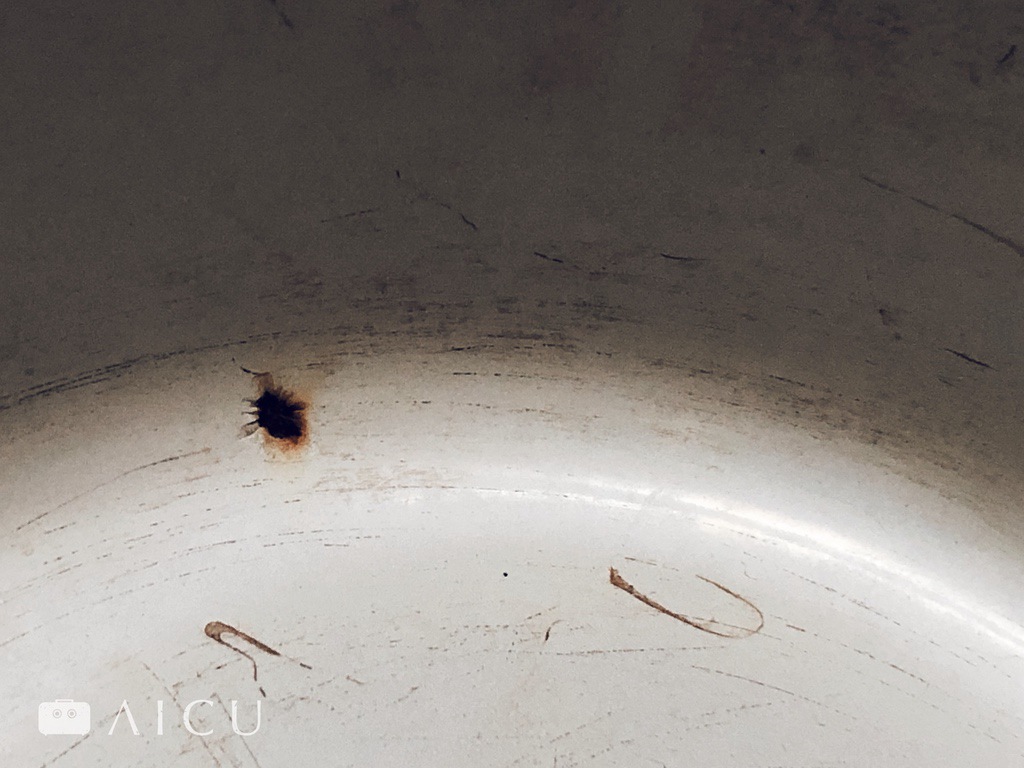 琺瑯層一旦破裂,裡頭的鐵就容易生鏽,一旦生鏽就不要再使用鍋子。