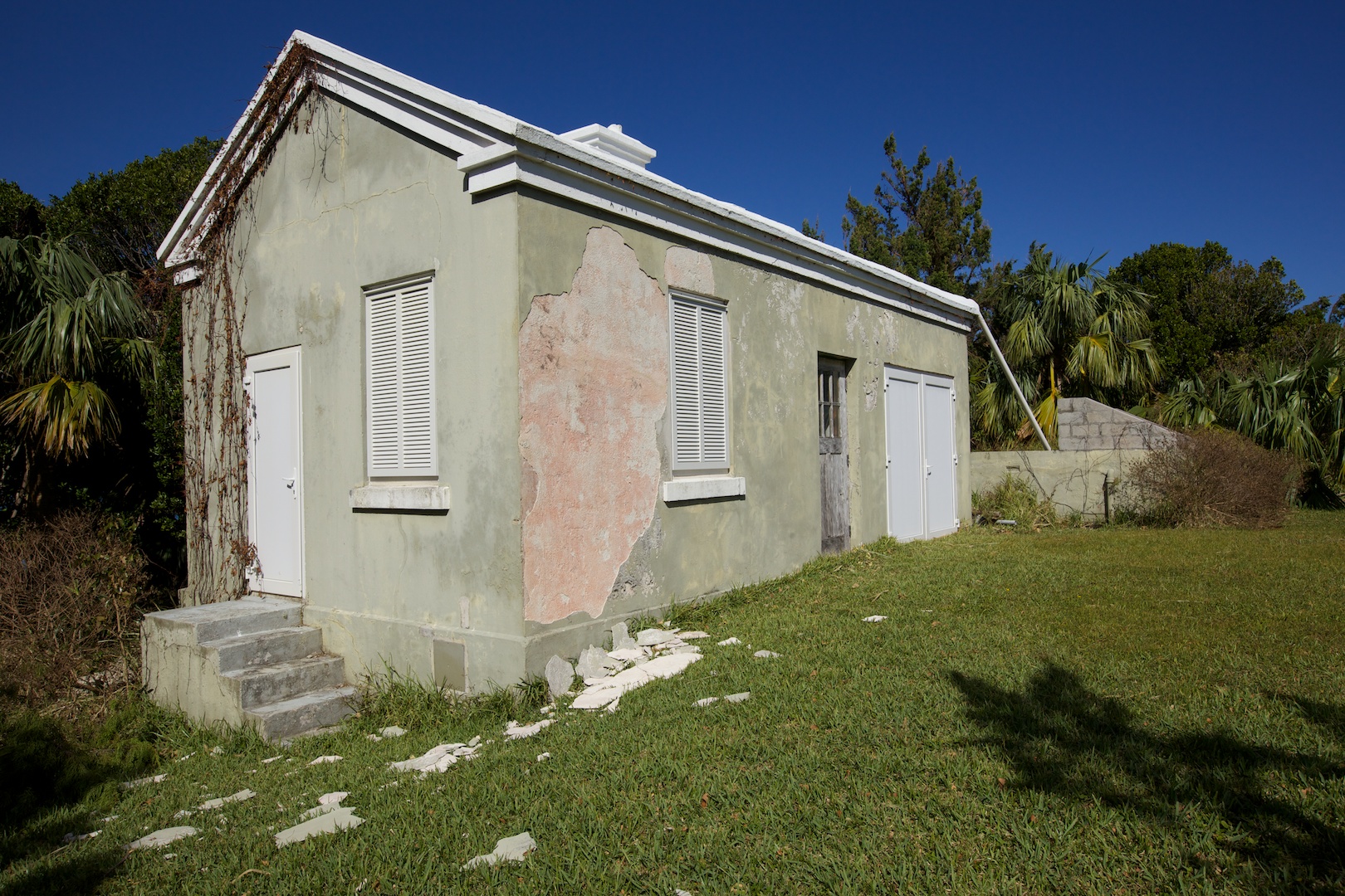 The wind was also strong enough to pull plaster off some buildings, though the Bermuda roofs survived.