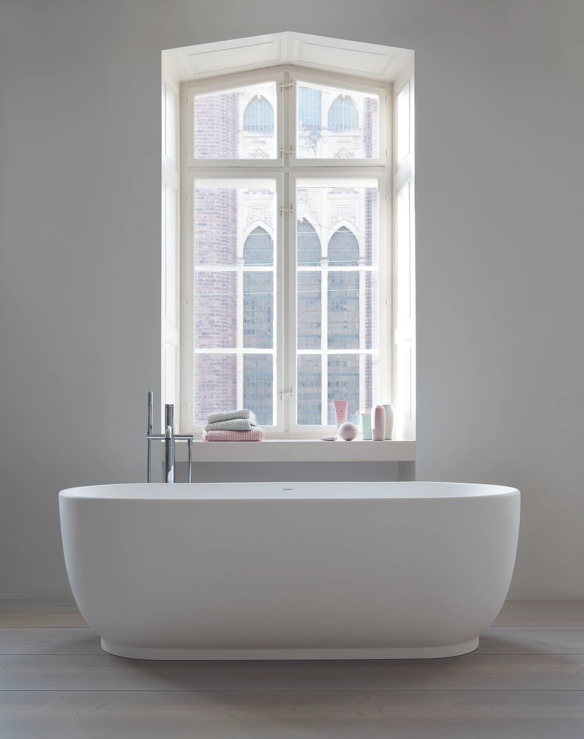 The LUV Bathroom range features oval shapes and fine lines, spacious basins and tubs and fine rims. DuraCeram is a material developed by DURAVIT which can be used to create particularly refined shapes with great stability. Available in glazed white, grey or sand tones with matte exterior surfaces. Available now at the Alcudia branch of DURAN. 