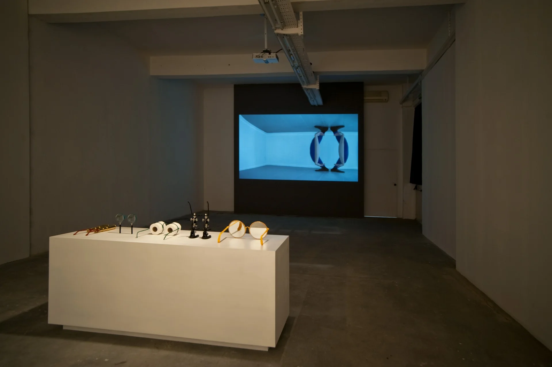 3_JamieIsenstein_Spectacle_2017_InstallationViewAtGluck50Milan_phRaphMeazza_courtesyOfTheArtistAndGluck50.jpg