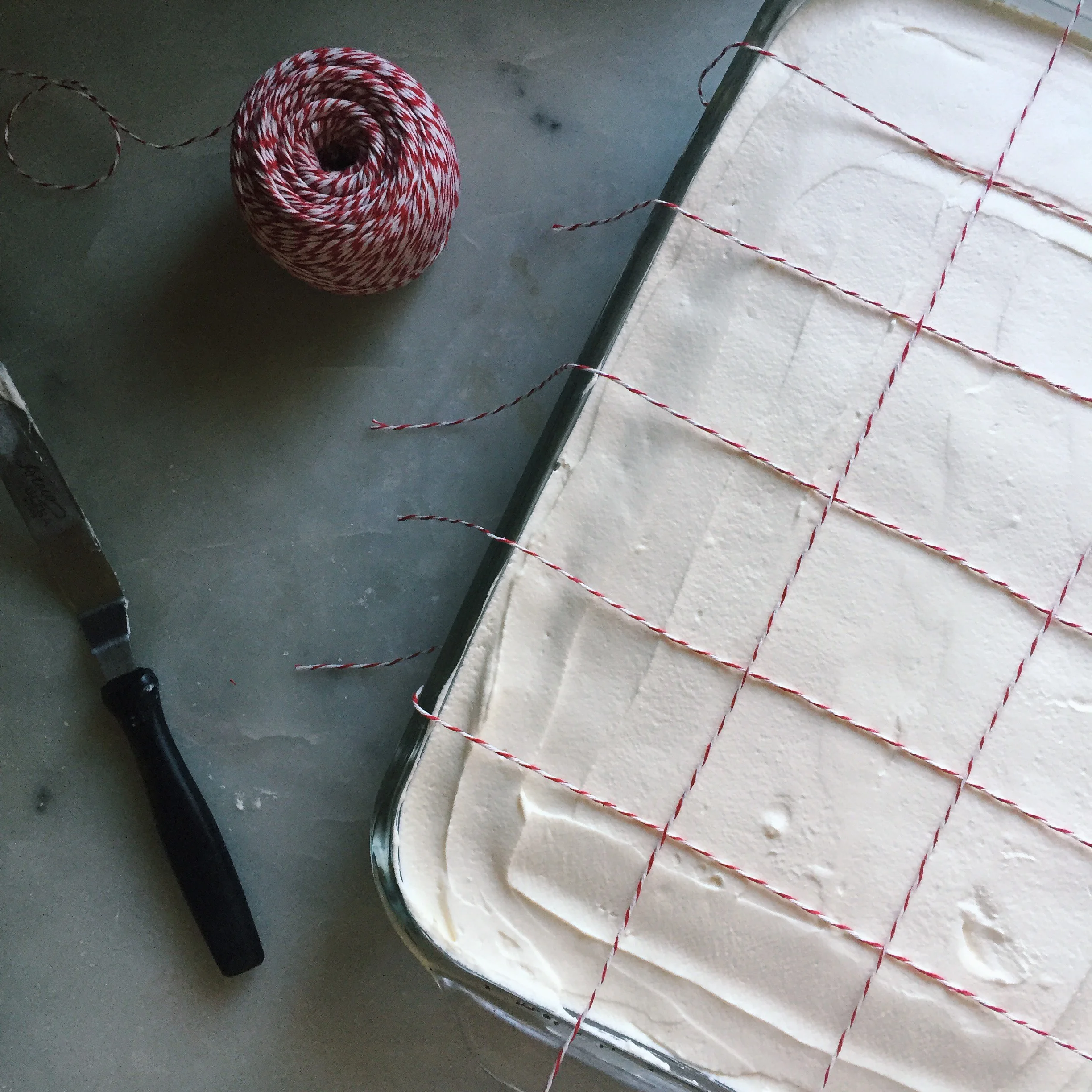 Once the cocoa powder tops the square gridlines made by the baker's twine, you have guides for slicing. 