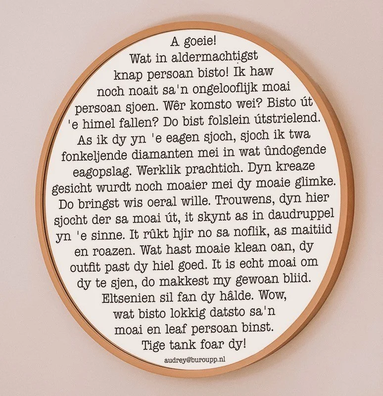 Eindelijk zijn ze dan binnen: de &lsquo;Goed fiele&rsquo; spiegelsticker. De Good te Pas spiegelsticker in de Friese taal. Natuurlijk vertaald door een echte Fries. 
Wolle jo ek l&ecirc;ze hoe moai jo binne alle dagen?
Bestel de sticker dan via burou