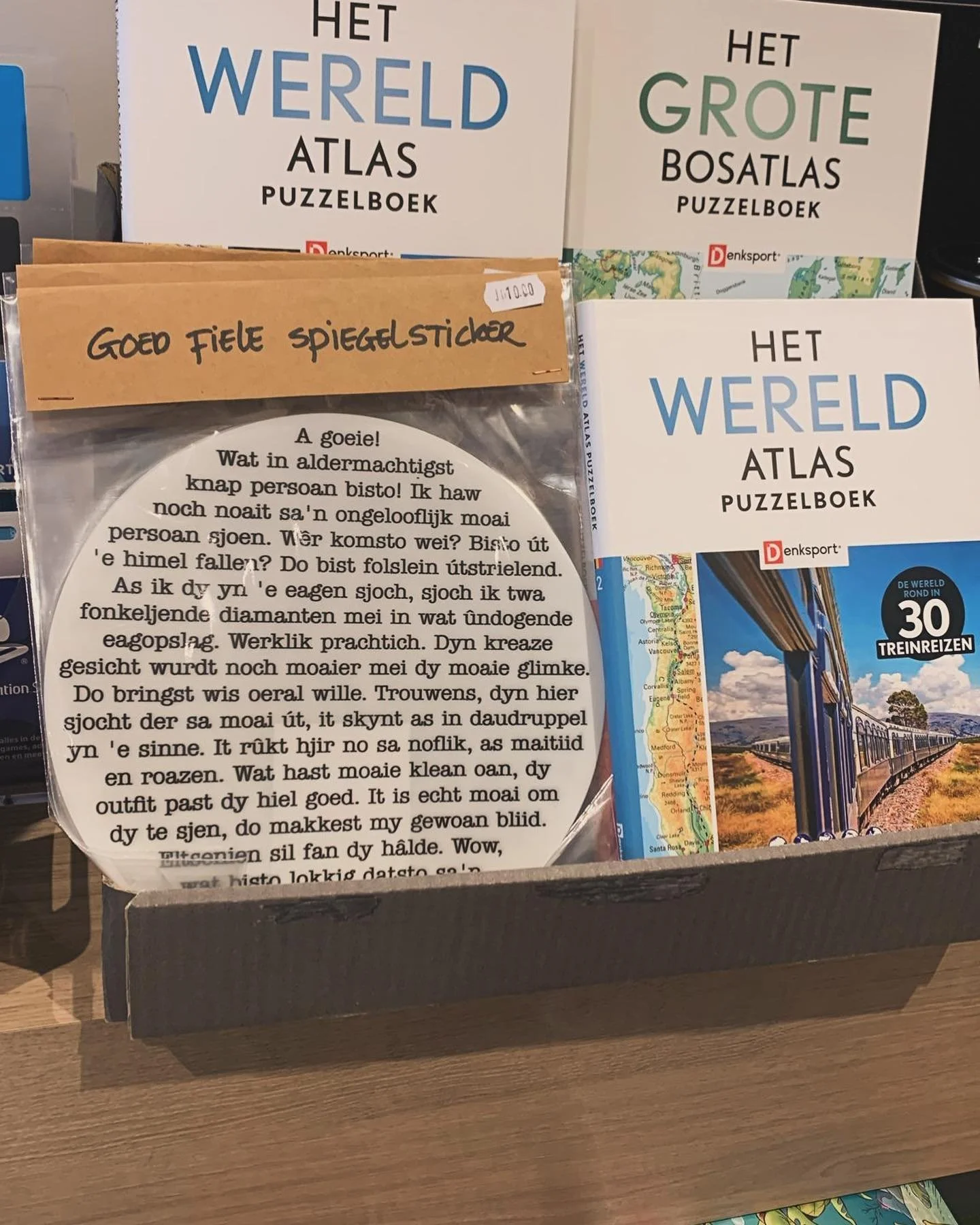 De Friese Schrijfkamer in Leeuwarden heeft de primeur! De Goed Fiele spiegelsticker kuj daar nu kopen. Wolle jo ek l&ecirc;ze hoe moai jo binne alle dagen? Breng dan een bezoekje aan die mooie boekhandel!
#spiegelsticker
#fryslan