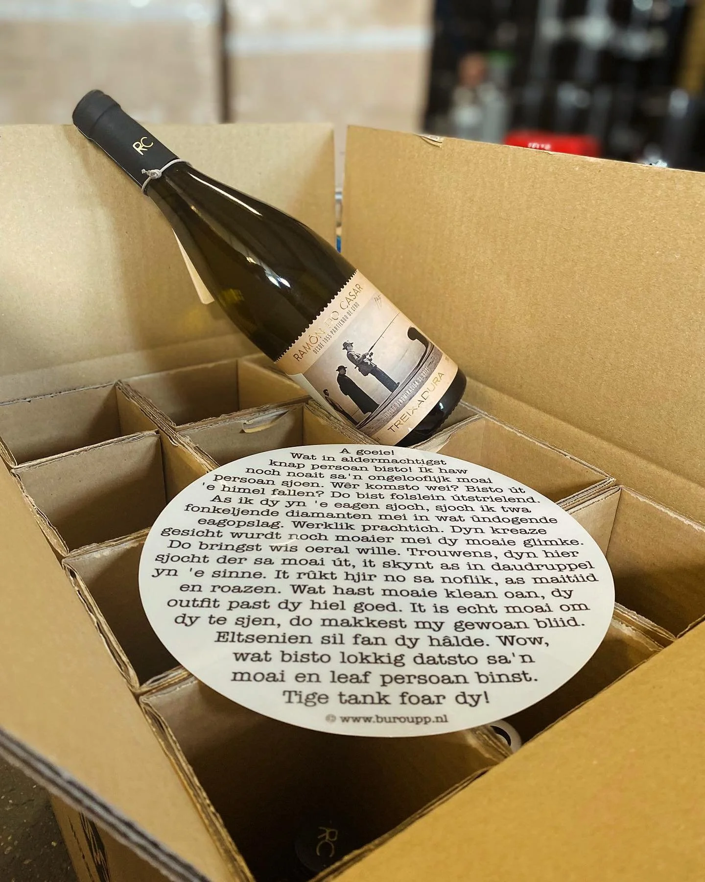 Wie all the way from Frysl&acirc;n wijn bestelt bij het @twentschwijnhuis, verdient een cadeautje 😀 En wat is een leuker cadeautje dan zo&rsquo;n gave Friese &lsquo;Goed Fiele&rsquo; spiegelsticker? Bijna niets. Misschien een lekker glas wijn 😁 
#f