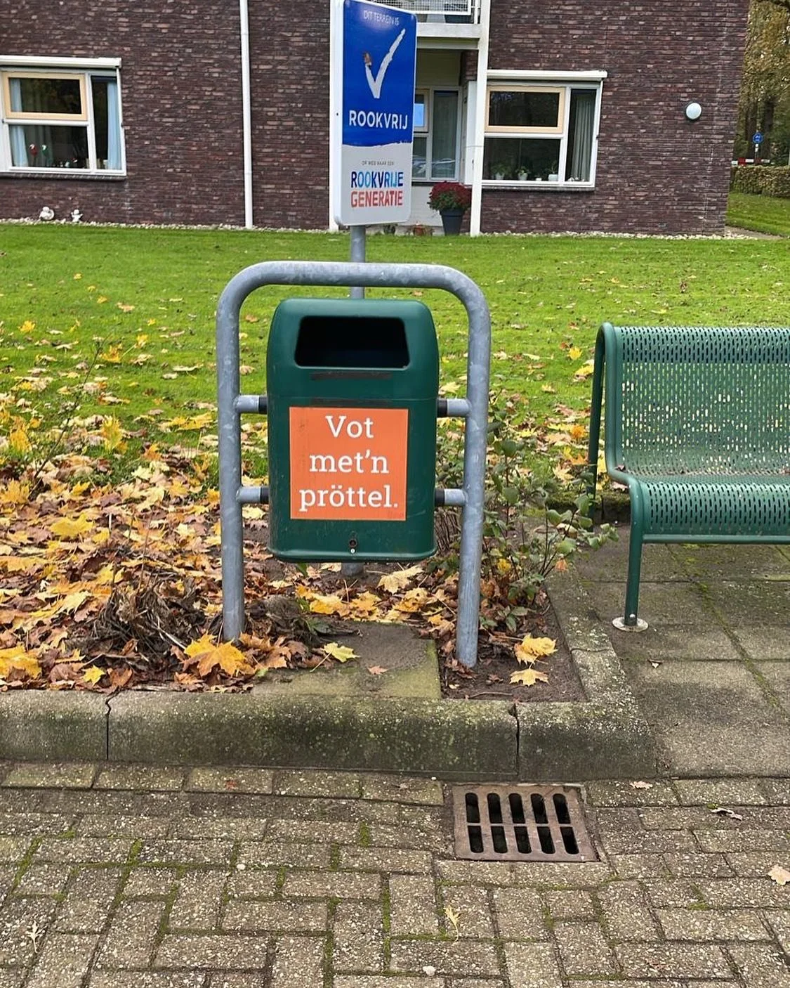Gespot bij Gerardus Majella in Denekamp! Zo leuk om te zien dat de UPPkroam overal opduikt!
Ook zo&rsquo;n leuke sticker scoren? Kijk op onze website, link in bio. 
#votmetnpr&ouml;ttel 
#uppkroam
#buroupp.nl