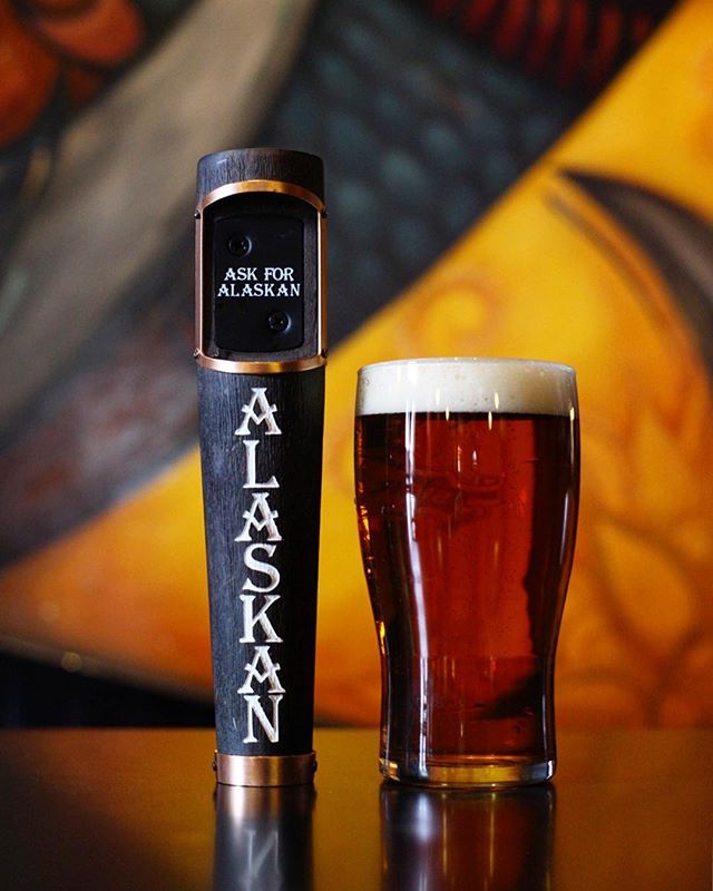 @alaskanbrewing Spruce IPA is brewed with, you guessed it, Sitka spruce tips that grow in the untamed forest of southeast Alaska! Earthy, woodsy, bright and peachy, with a surprise caramel and berry spice finish. 👌🏻🌲🍻
