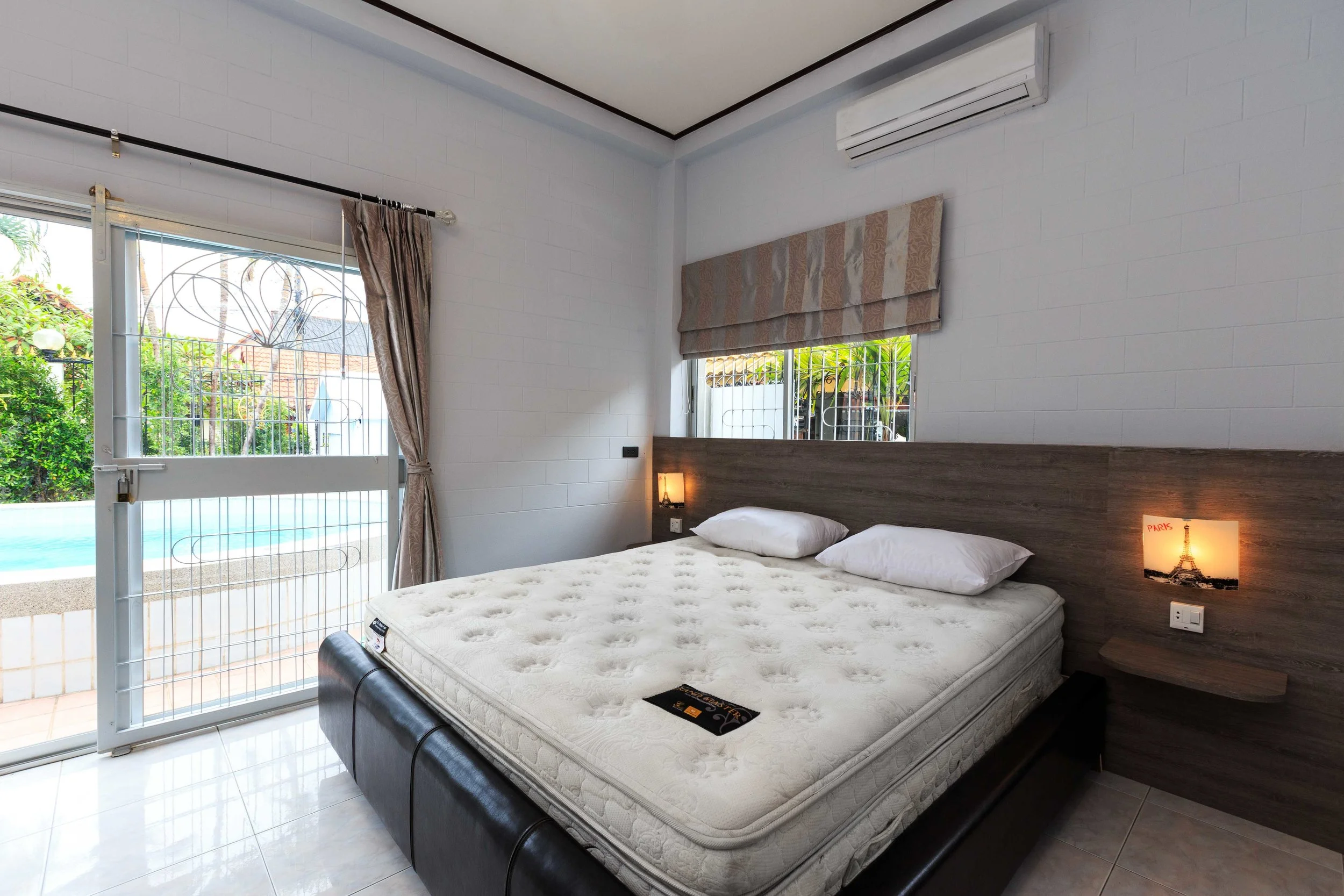 Room01-01.jpg