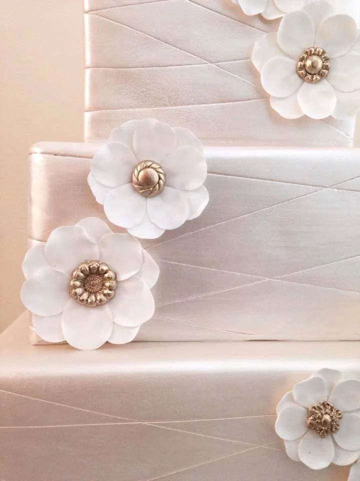 eatcakebemerry_shimmer_flower_button_centers_cake.jpg