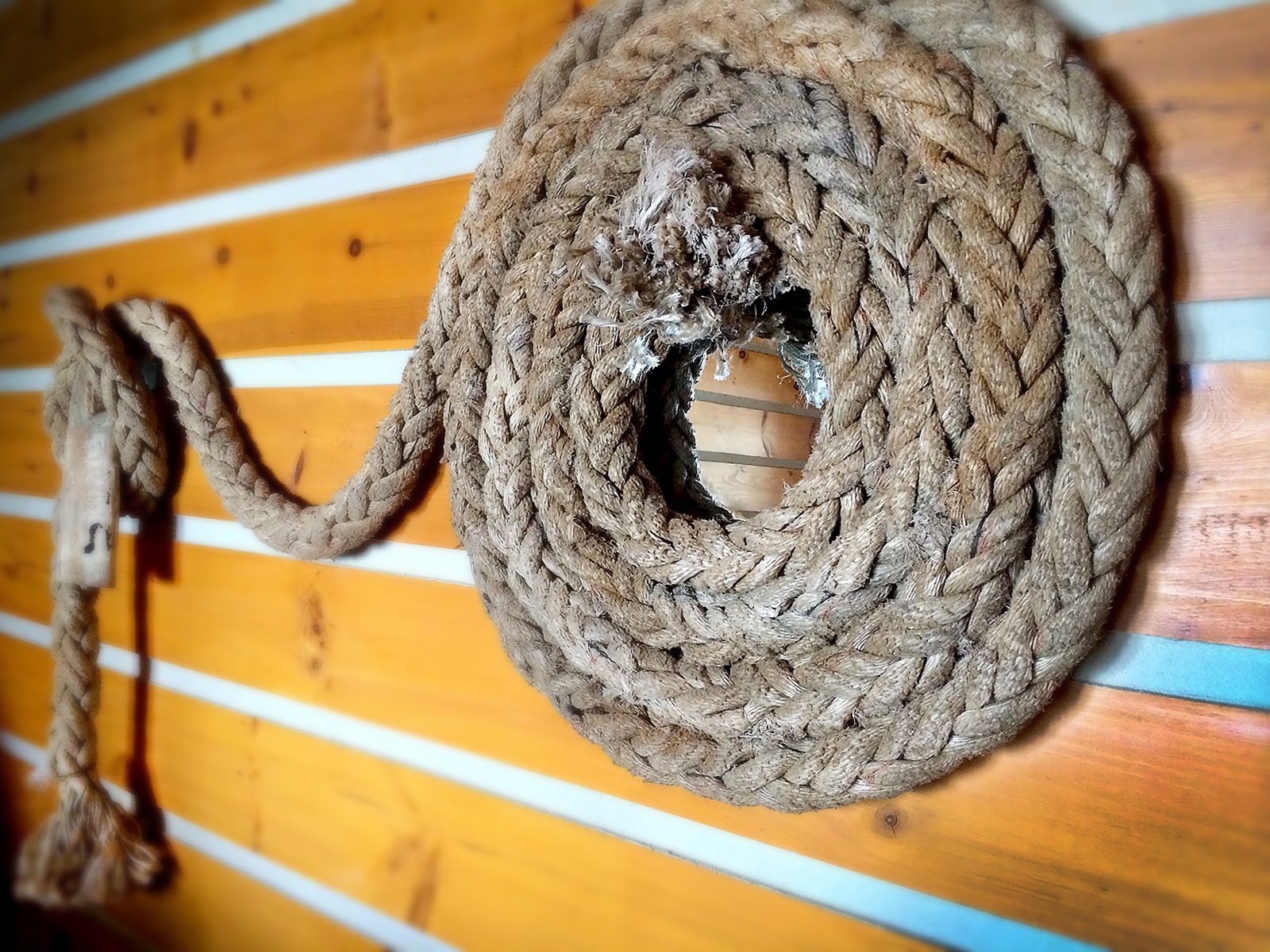  Old shipping rope designed as a wall mirror. 