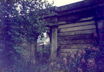   The Greek revival archway at the entrance to Deane Road cemetery (Photo courtesy of Richard Hudson)  