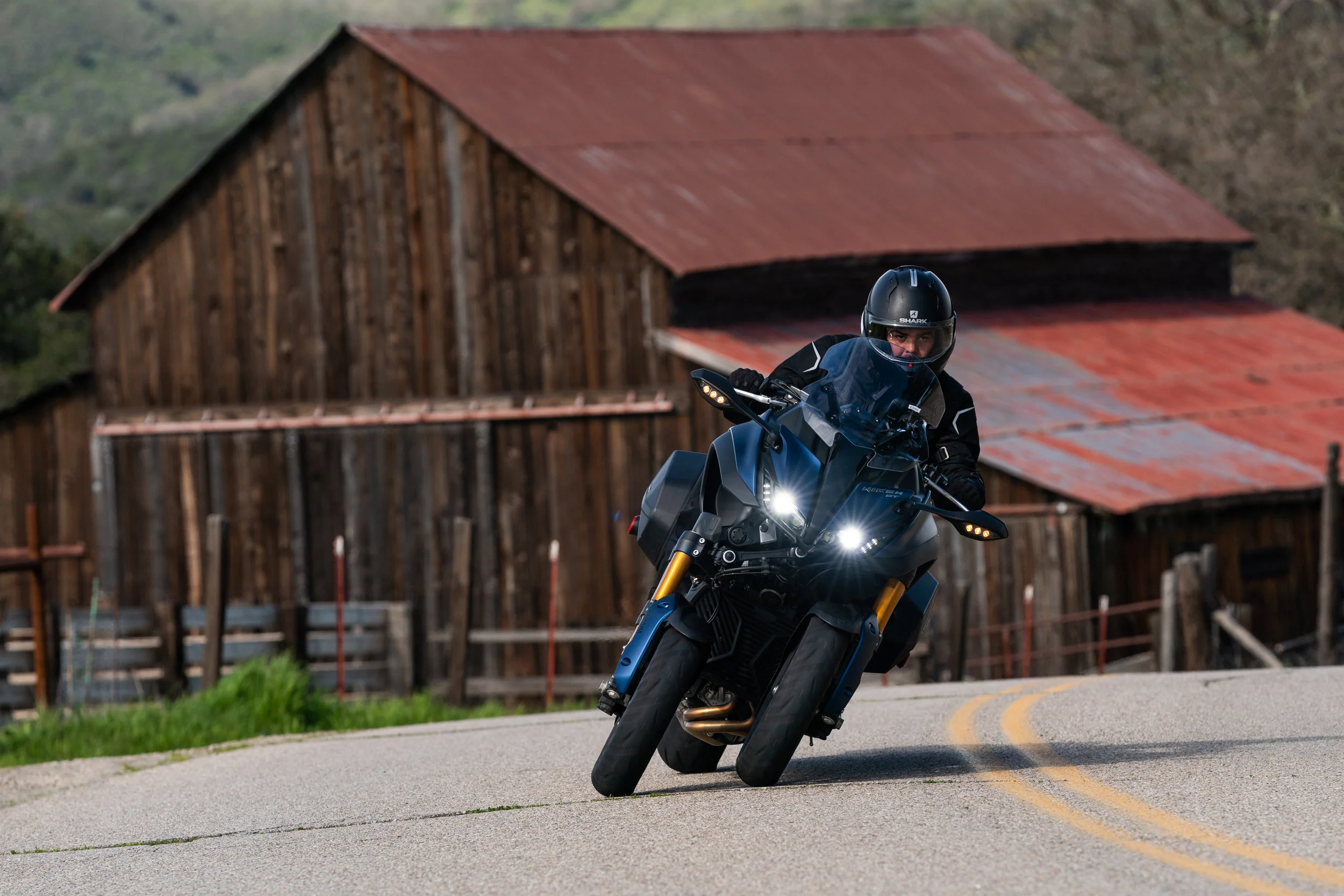 2019_Yamaha_Niken_GT-Generic_Action-06930.jpeg