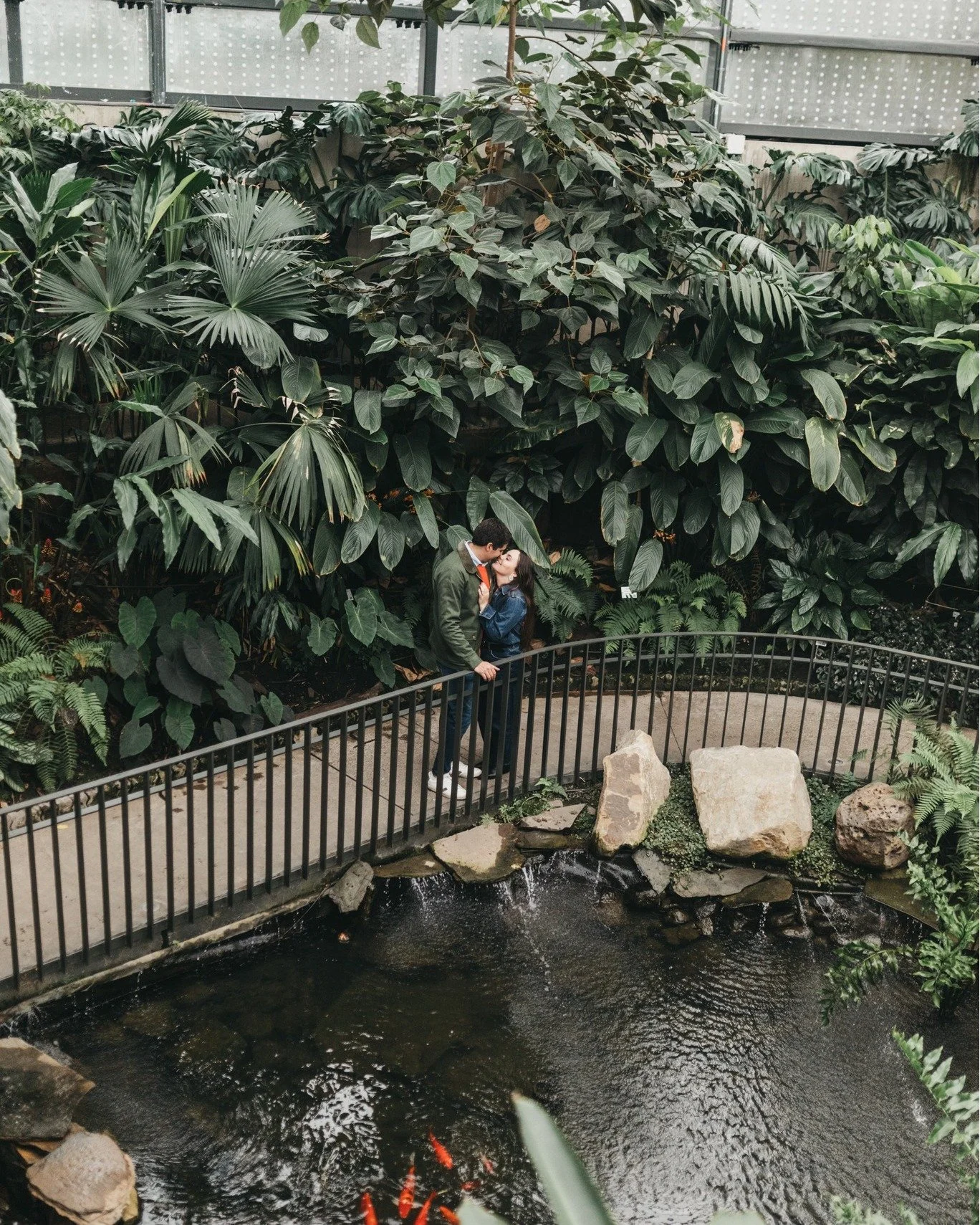 A Mari y Santi no los detuvo ni la lluvia.
Entre risas, besos y plantas gigantes, me hicieron sentir parte de algo muy bonito.
Gracias por su cari&ntilde;o y por confiar en m&iacute; con este recuerdo. 🌿☔💛
Mi gran @vulpeshaus se encarg&oacute; del 