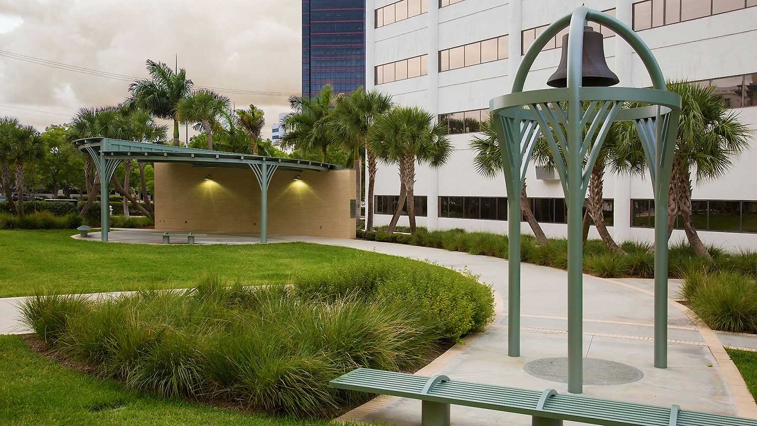 Barbara-Grygutis_The-Green-Wall_Palm-Beach-County-Assembly-Plaza-Florida_08.jpg