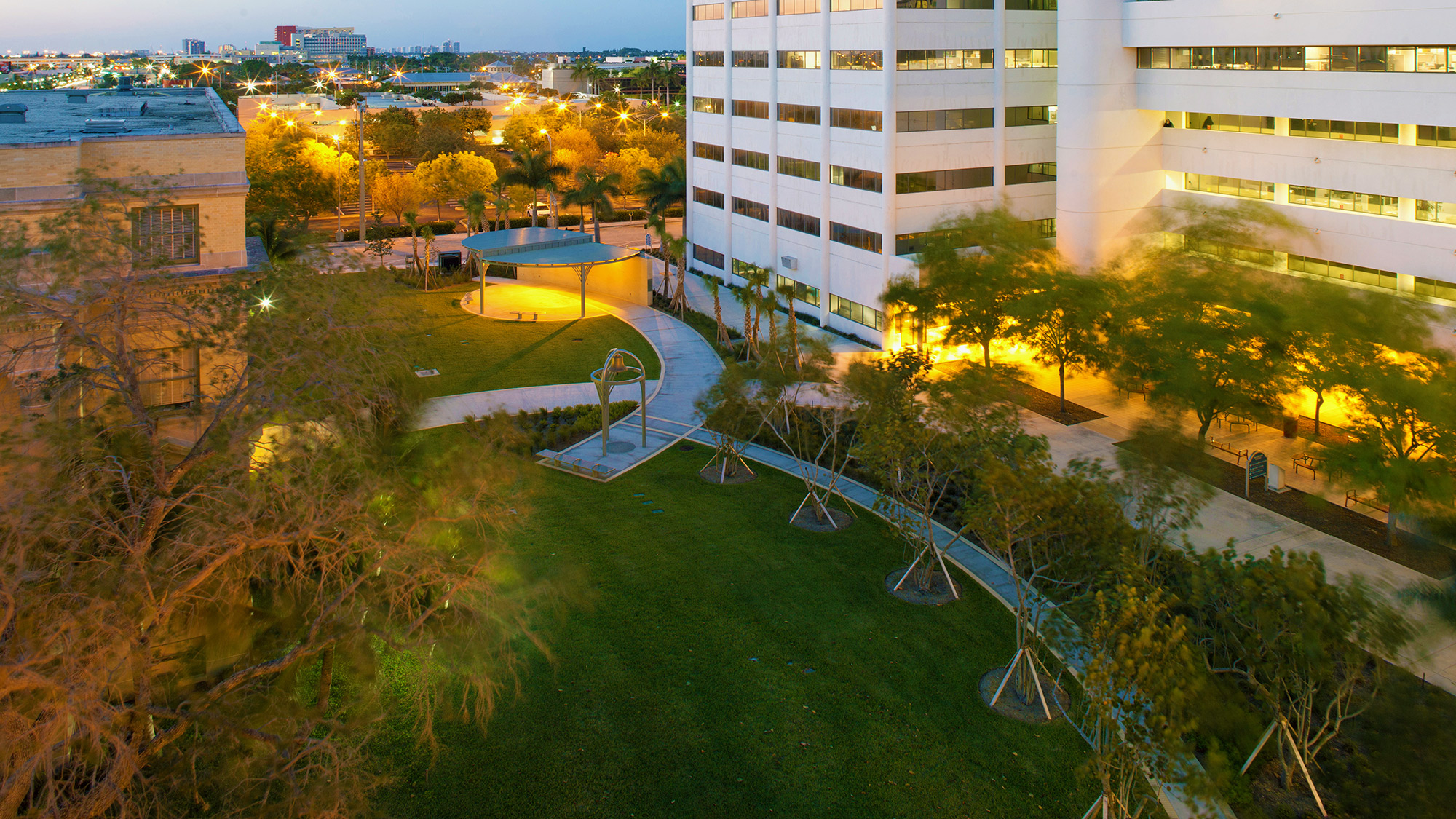 Barbara-Grygutis_The-Green-Wall_Palm-Beach-County-Assembly-Plaza-Florida_14.jpg