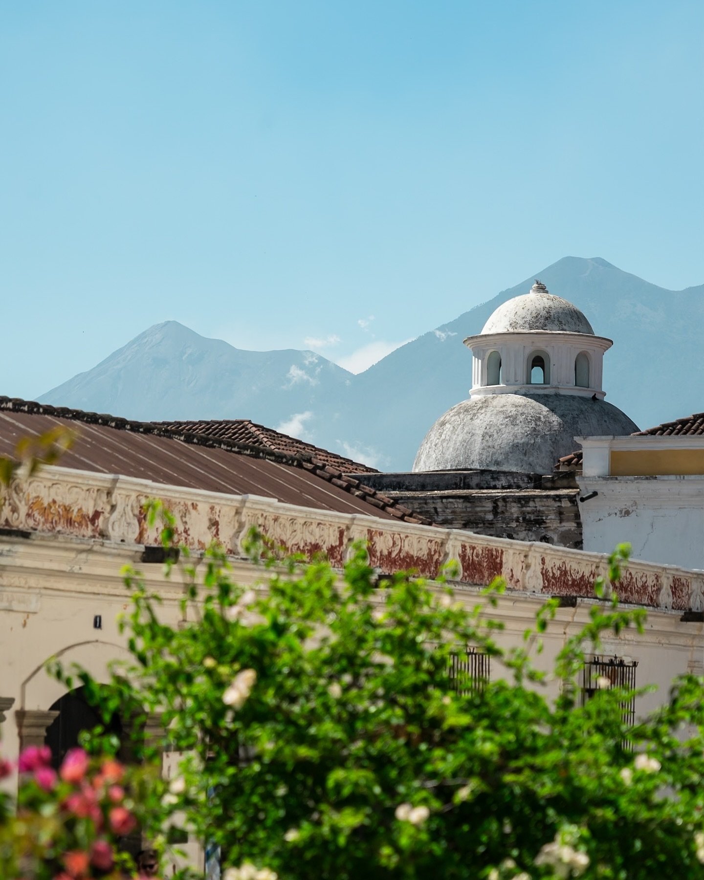 Caminando por Antigua - Guatemala. December, 2023.
.
.
.
#antigua #antiguaguatemala #colonialarchitecture #volcanodeagua #volcan #guatemala #latinoamerica #travelguatemala #travelcentralamerica #backpacking #natgeoyourshot #travelphotography  #street