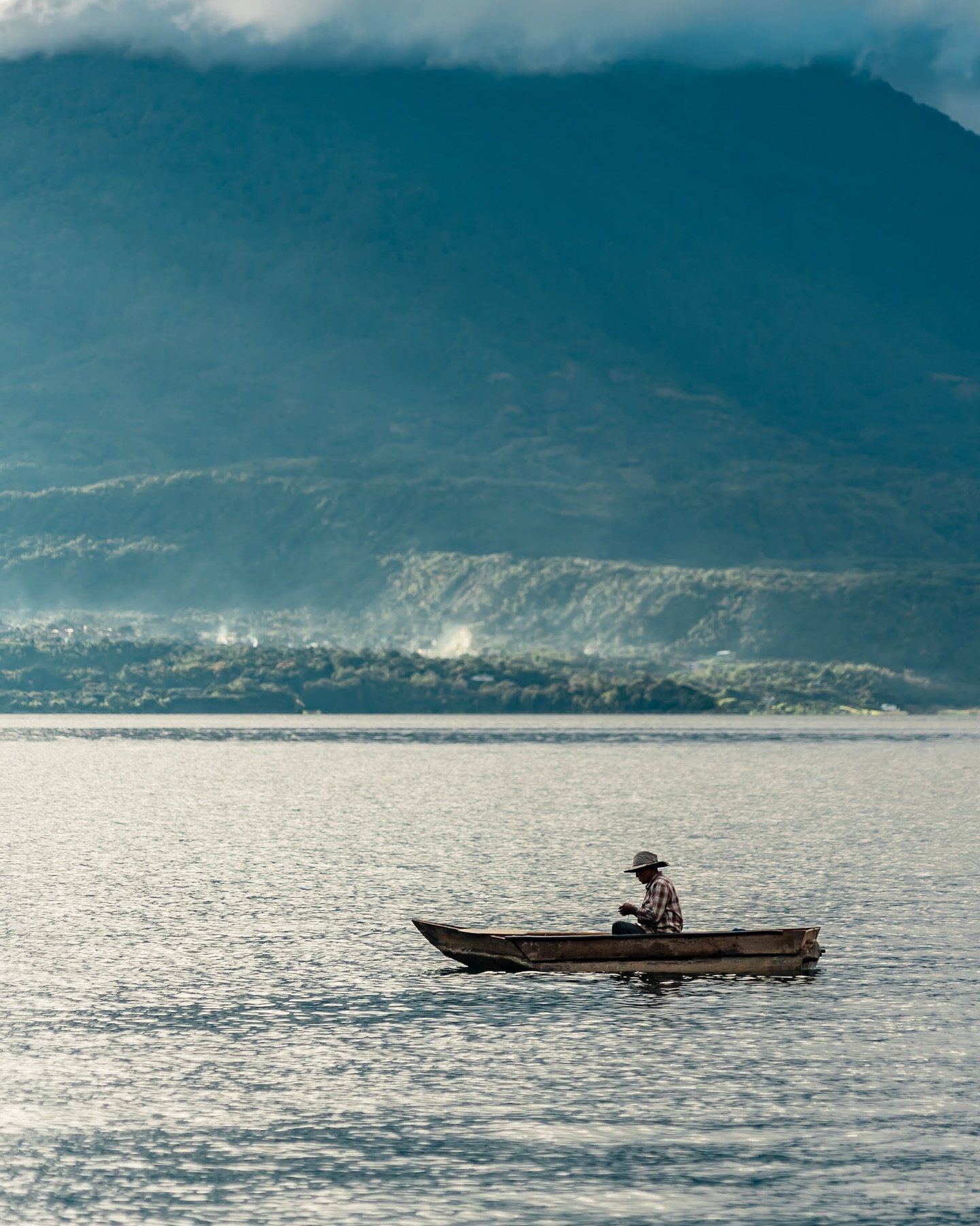 Lago de Atitlan - Guatemala. December, 2023.
.
.
.
#lagodeatitlan #atitlan #lakeatitlan #volcan #guatemala #latinoamerica #explore #travelguatemala #travelcentralamerica #backpacking #natgeoyourshot #travelphotography  #streetphotography #travel #ear