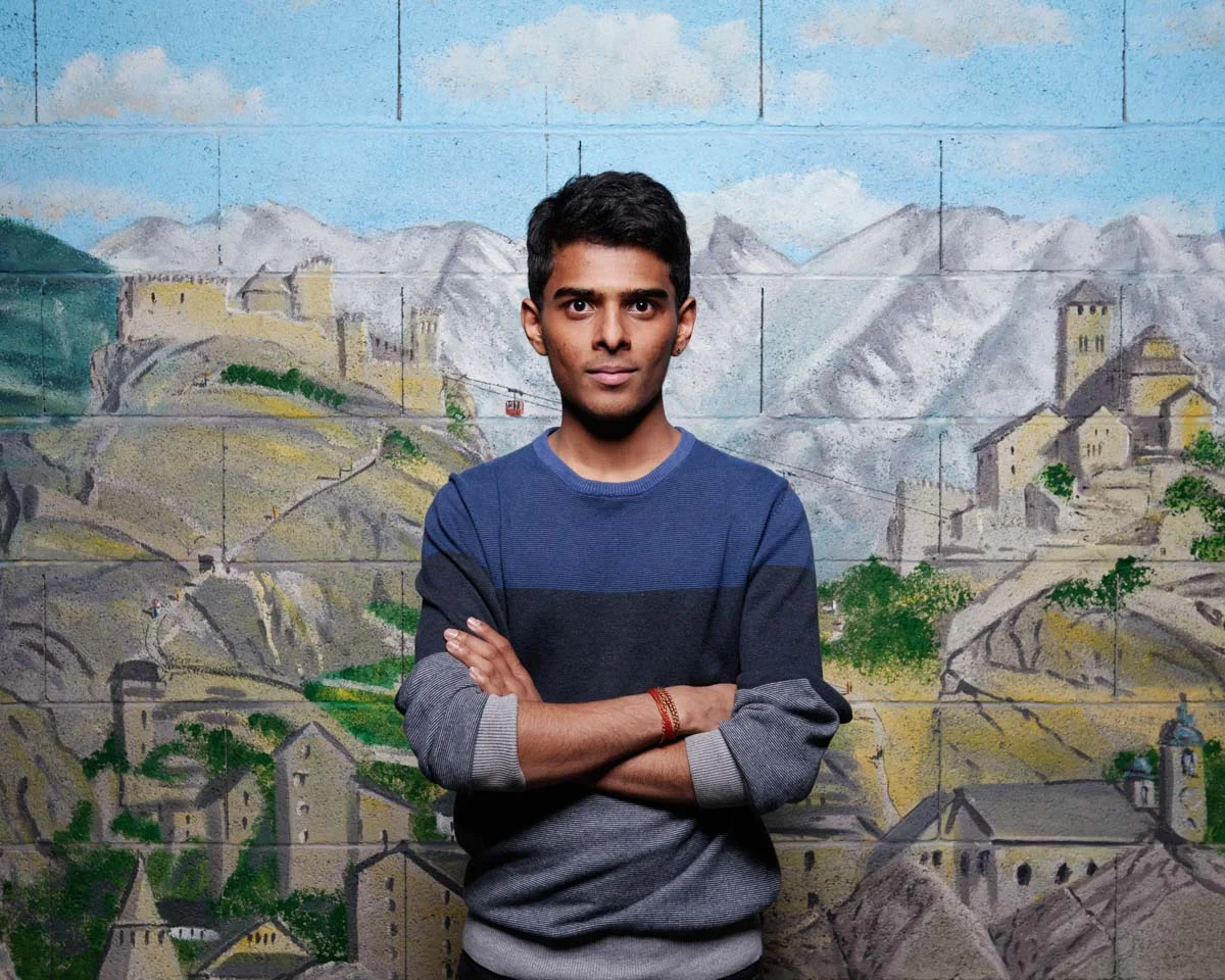 Ajeeth, requérant d'asile mineur non accompagné originaire du Sri Lanka, dans son studio de Sion.