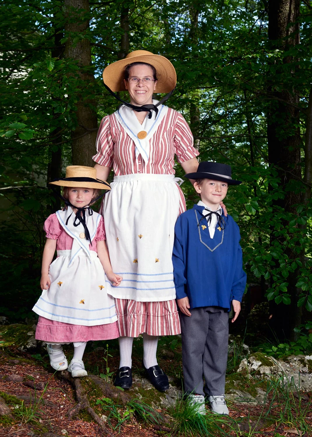 Agnes Bonny et ses enfants posent en costume de travail de La Chaux-de-Fonds