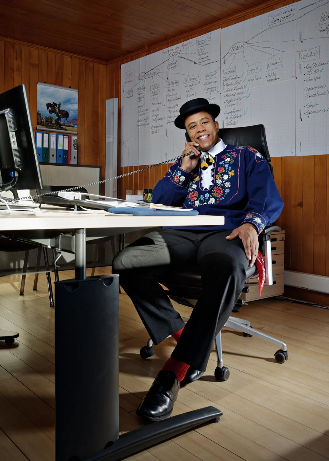 Sergei Aschwanden porte le costume traditionnel de Seelisberg, Uri, dans son bureau de Villars, le 16 décembre 2013. Copyright Bertrand Cottet