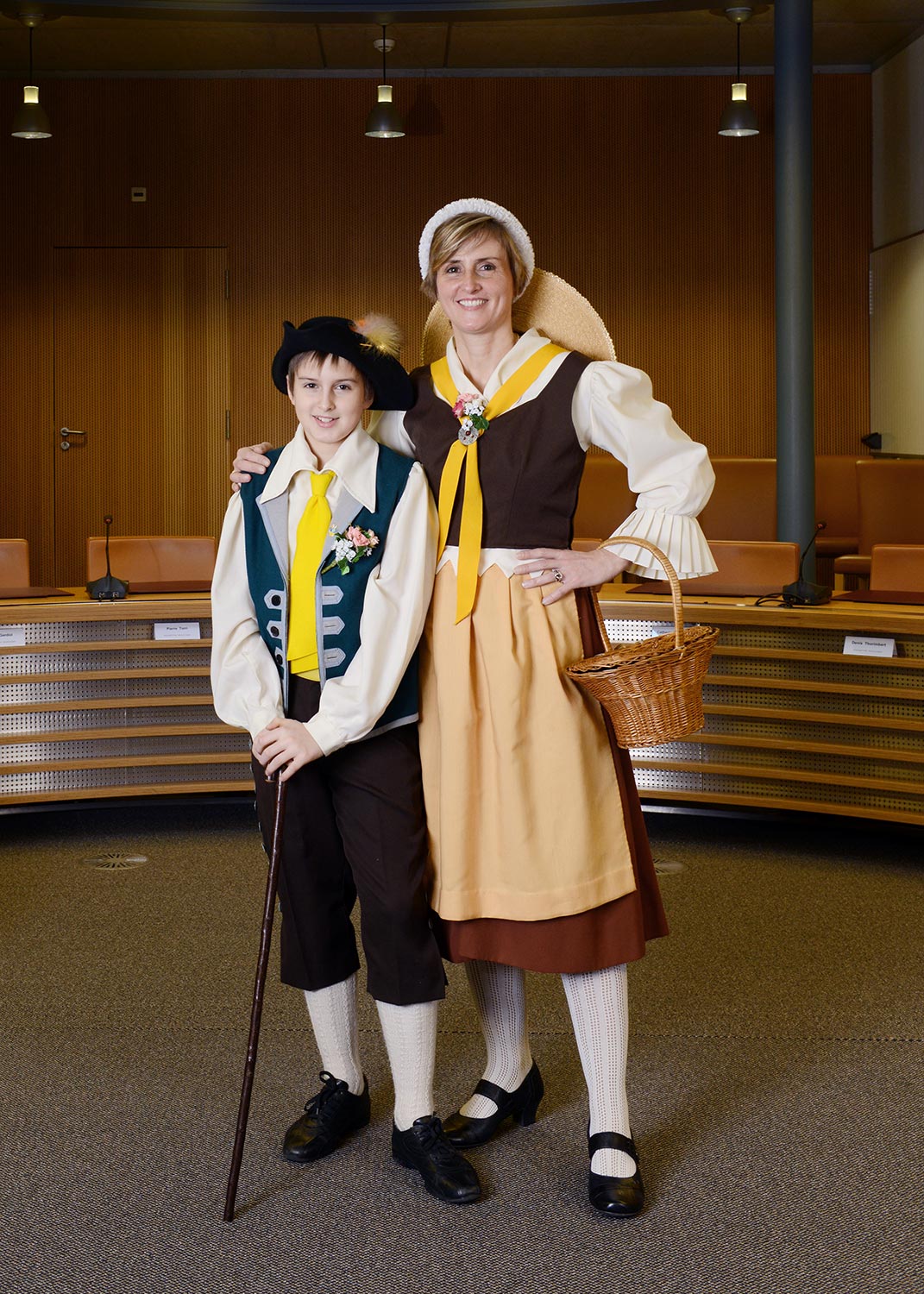 Fabienne Monbaron et son fils en costume du feuillu dans la salle du conseil communal de Plan-les-Ouates, le 25 janvier 2014. Copyright Bertrand Cottet