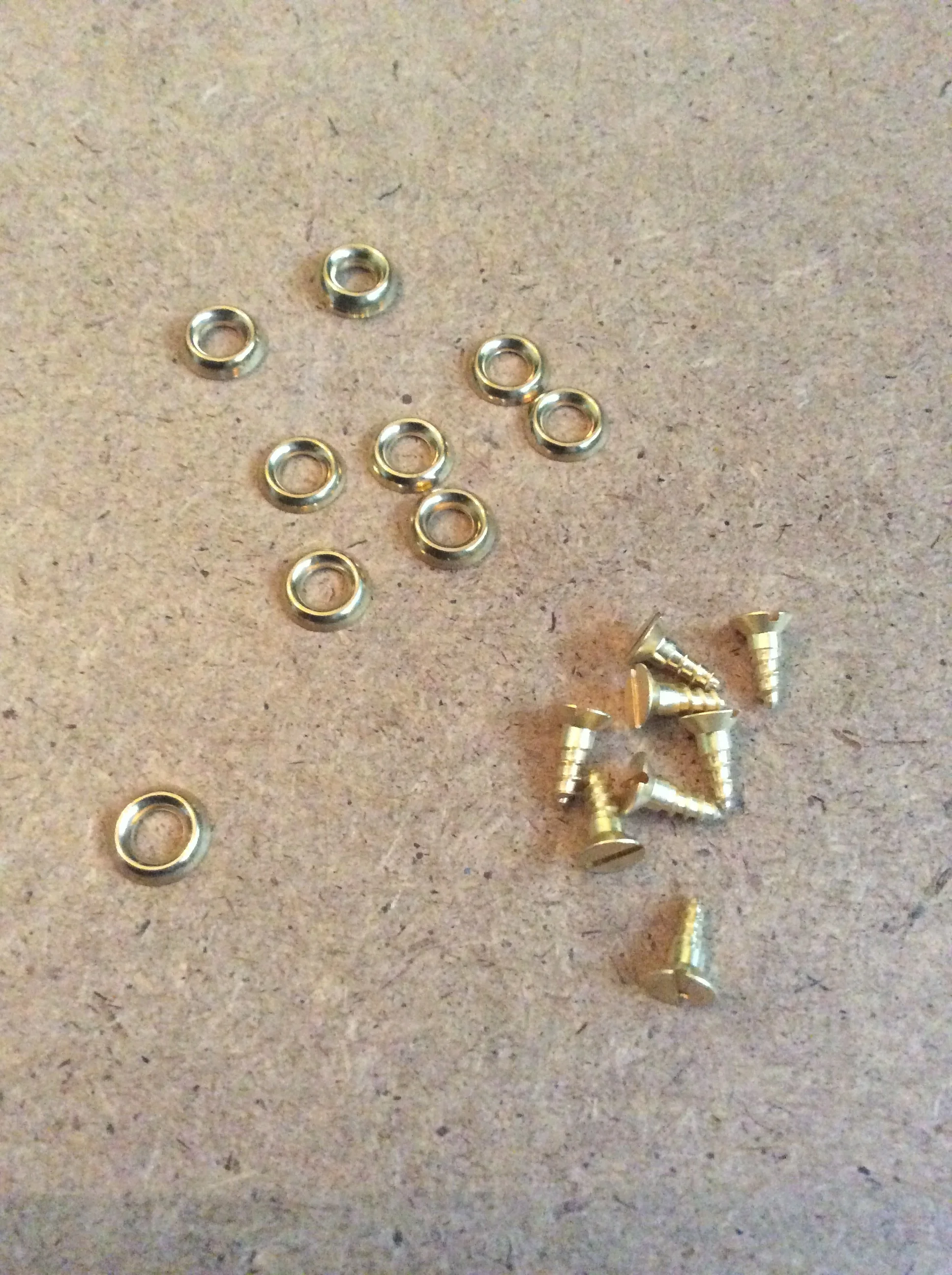 I have used size Number 8 here, but I think they are a bit big, so I'll be using Number 6 in the future. The size of the screws are half inch, which is just enough. Obviously check how far into the wood they will go as we don't want it to come out the other side, and puncture the painting! Solid Brass Slotted Countersunk Head Wood Screws, No. 8 x 1/2 inch and SOLID BRASS CUP WASHERS SURFACE FINISHING COUNTERSUNK SCREWS, No. 8