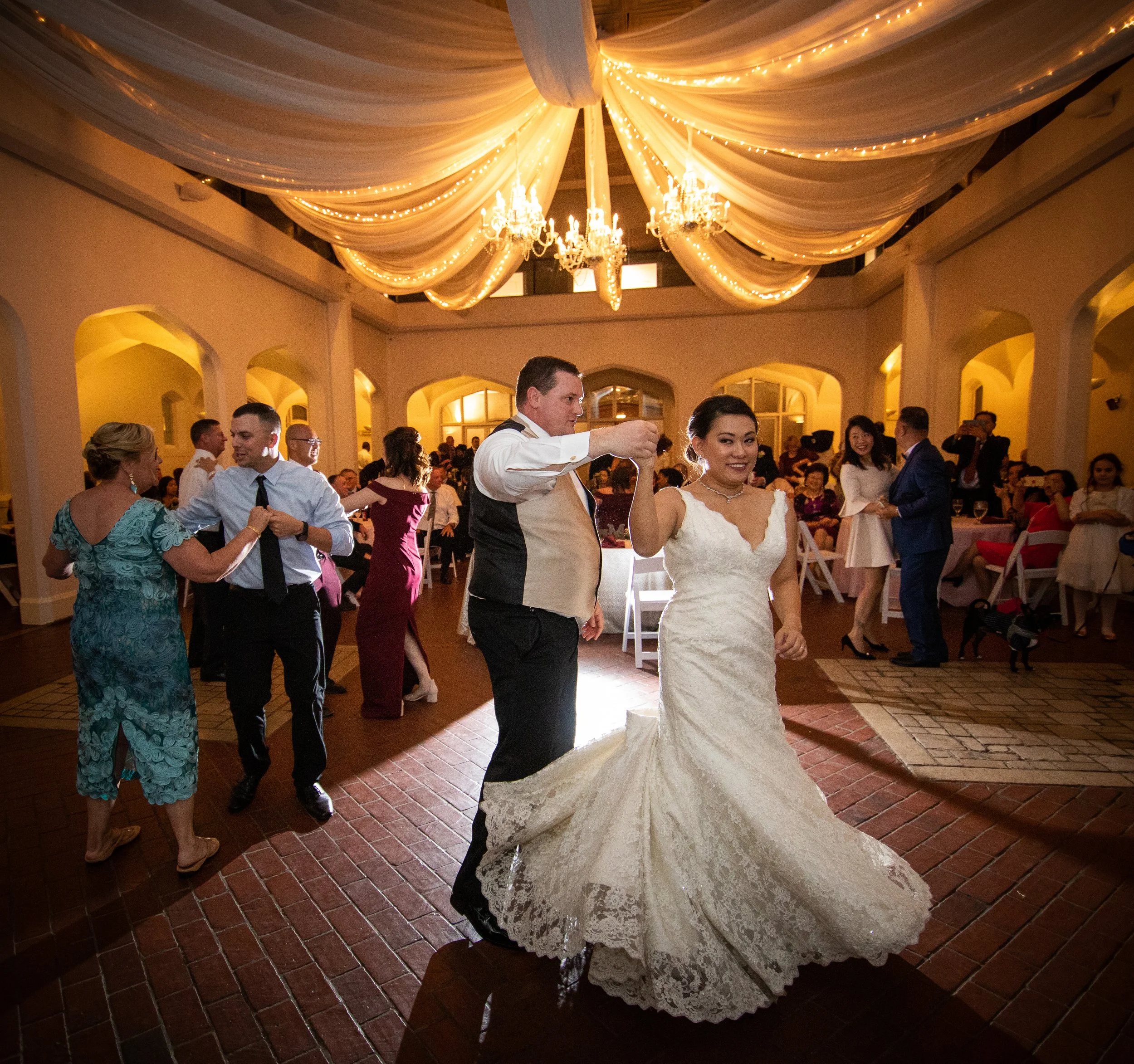 The Atlanta wedding photographer at AtlantaArtisticWeddings tells your wedding story with Photodocumentary photography