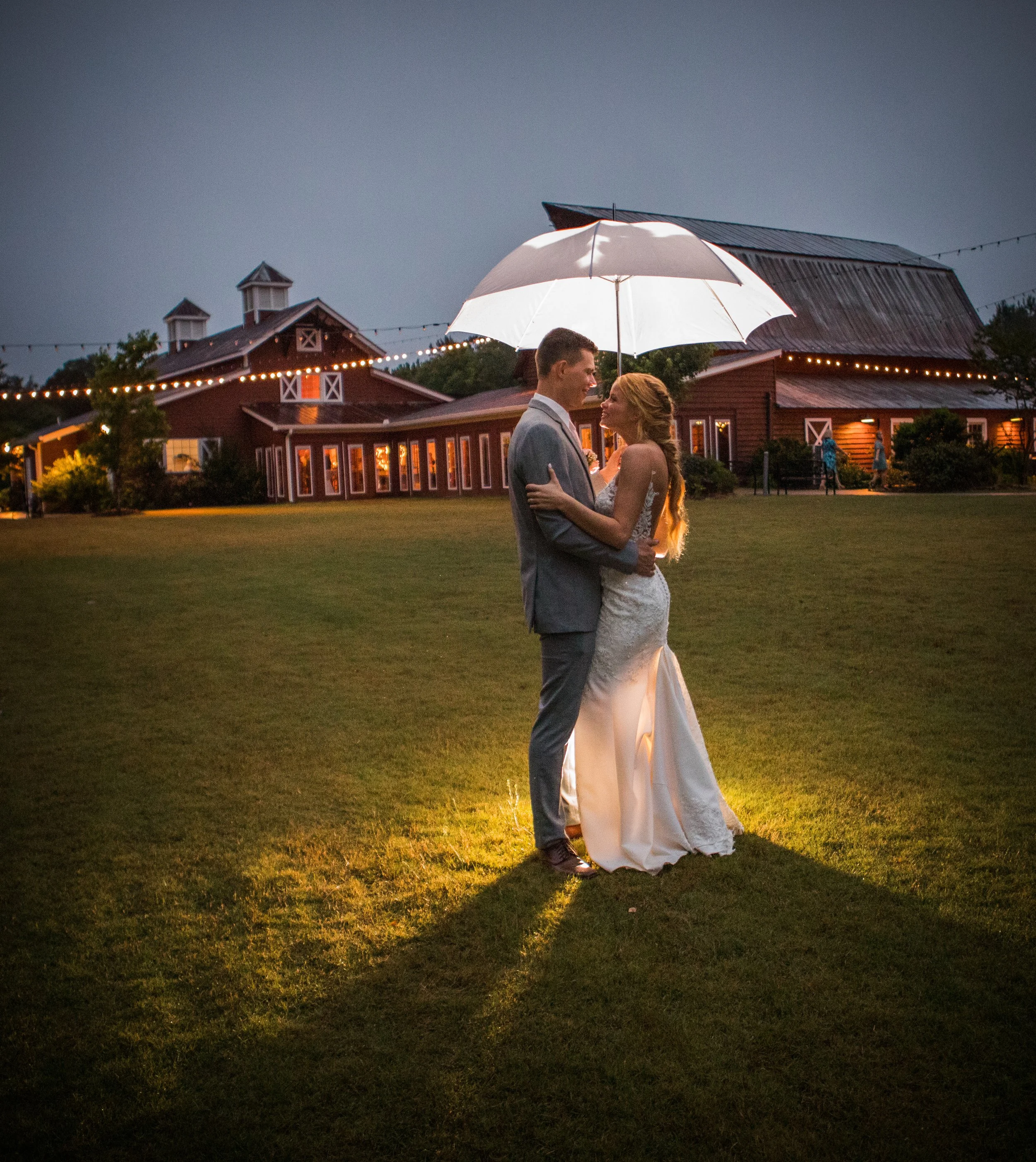 Atlanta Wedding Photographers at AtlantaArtisticWeddings capture photodocumentary in the Rain