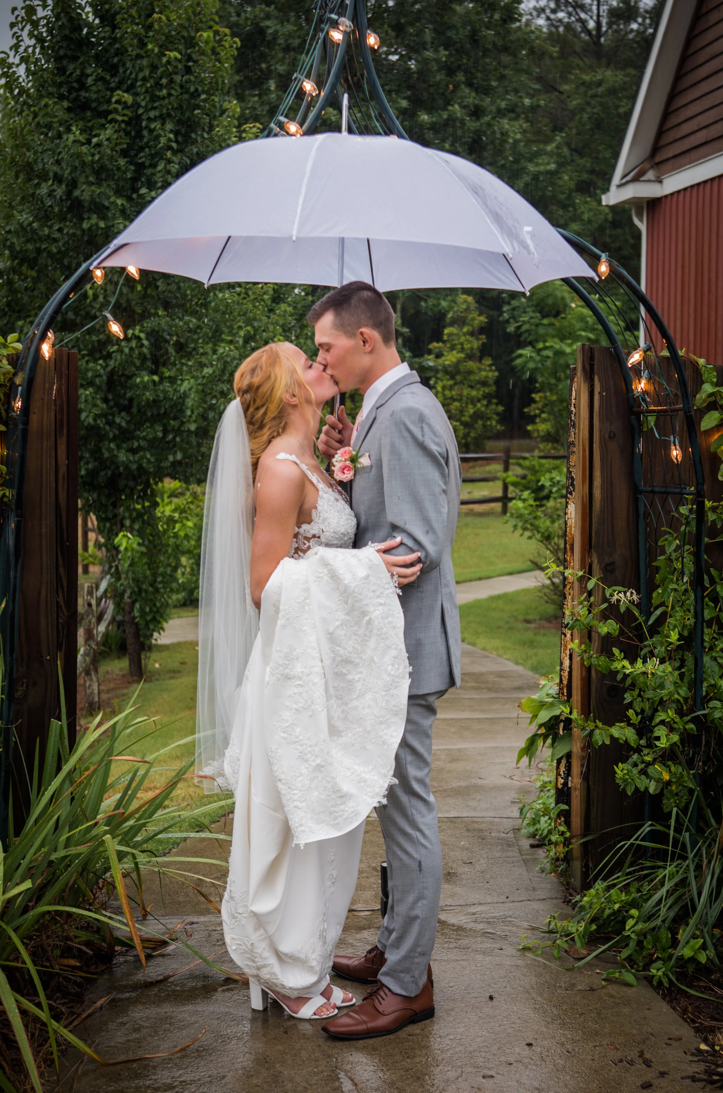 Atlanta Wedding Photographers at AtlantaArtisticWeddings capture photodocumentary in the Rain