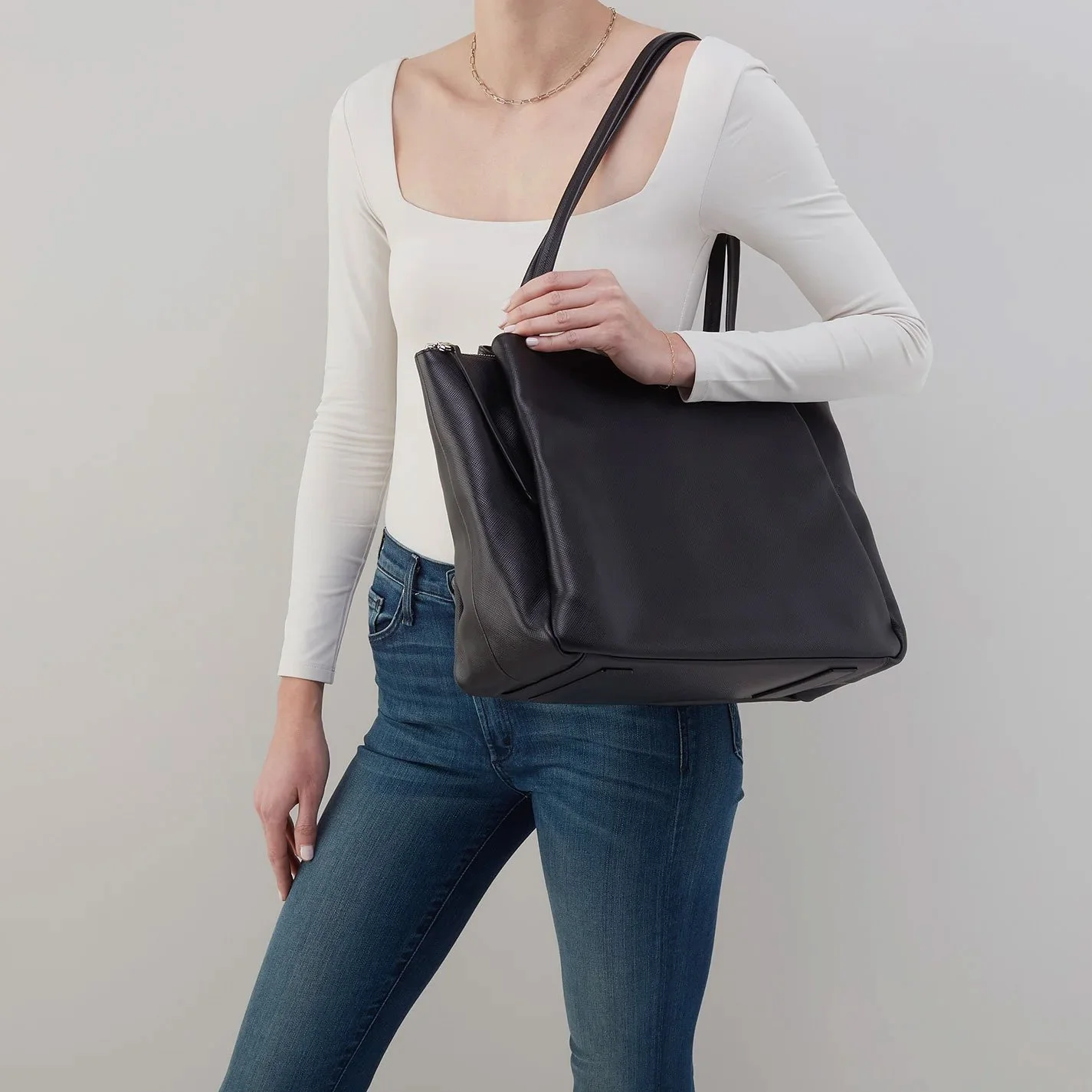 Hobo-essential-large-tote-bag-black-03.jpg