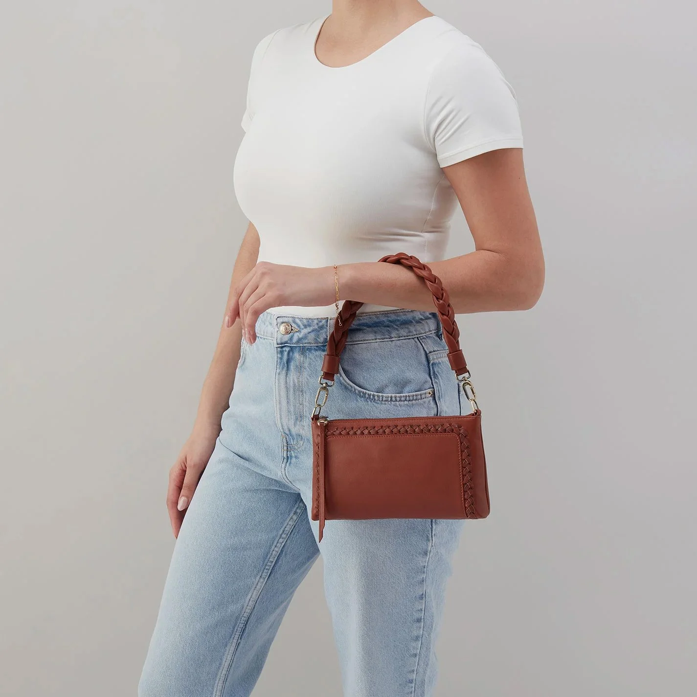 Hobo-darcy-small-crossbody-luggage-04.jpg