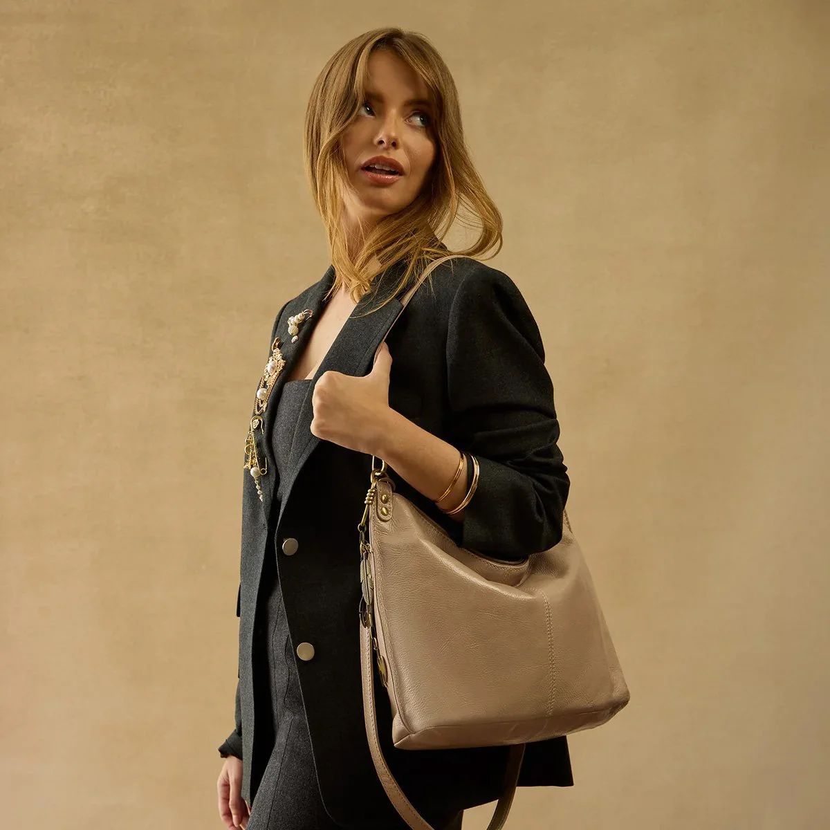 Hobo-Handbags-pier-shoulder-bag-stone-gloss-02.jpg