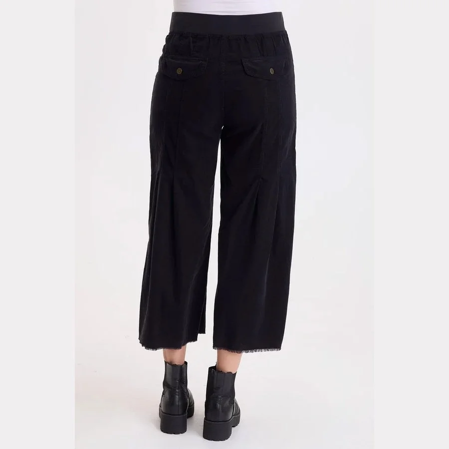 Wearables-liene-corduroy-pleated-crop-pant-black-04.jpg