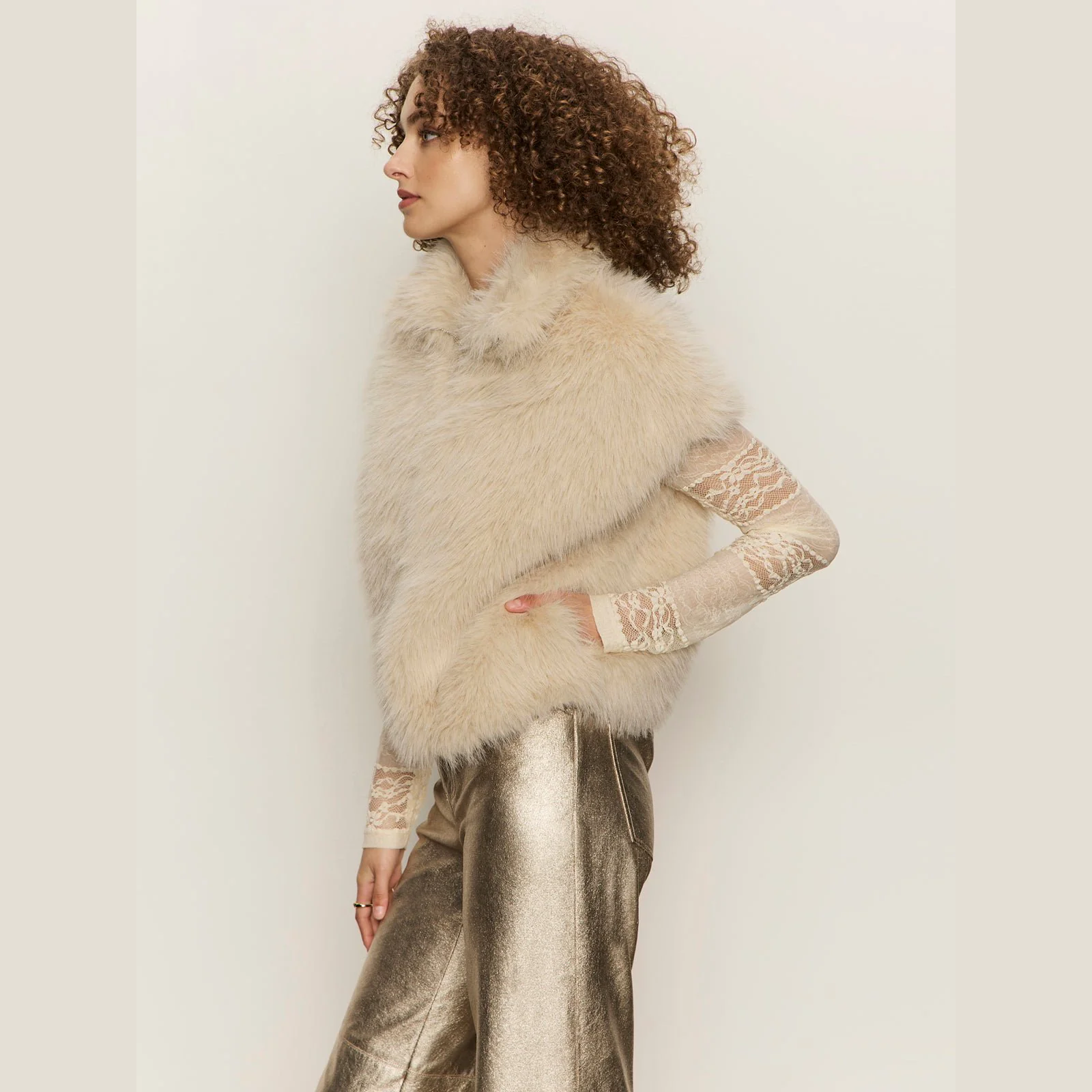 Sanctuary-silky-fur-vest-almond-cream-03.png