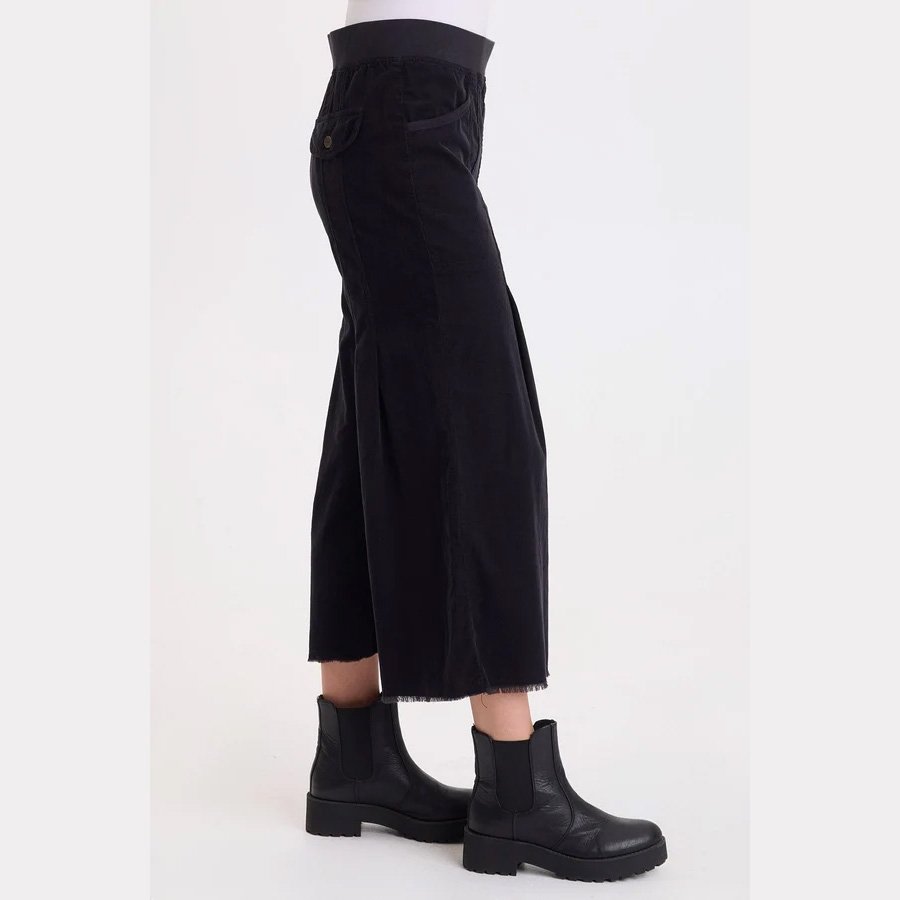 Wearables-liene-corduroy-pleated-crop-pant-black-03.jpg