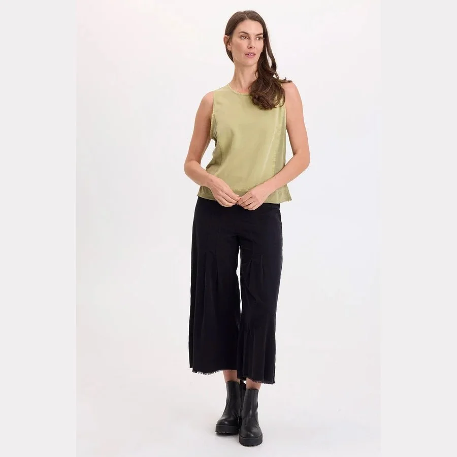 Wearables-liene-corduroy-pleated-crop-pant-black-02.jpg