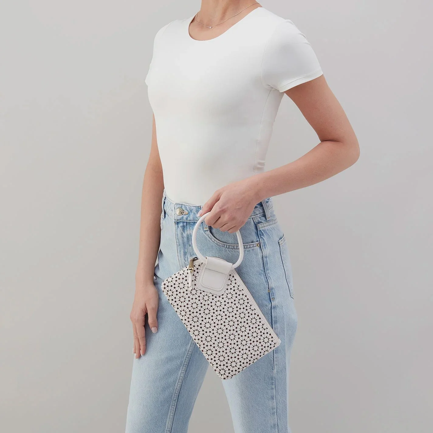 Hobo-sable-wristlet-ecru-02.jpg