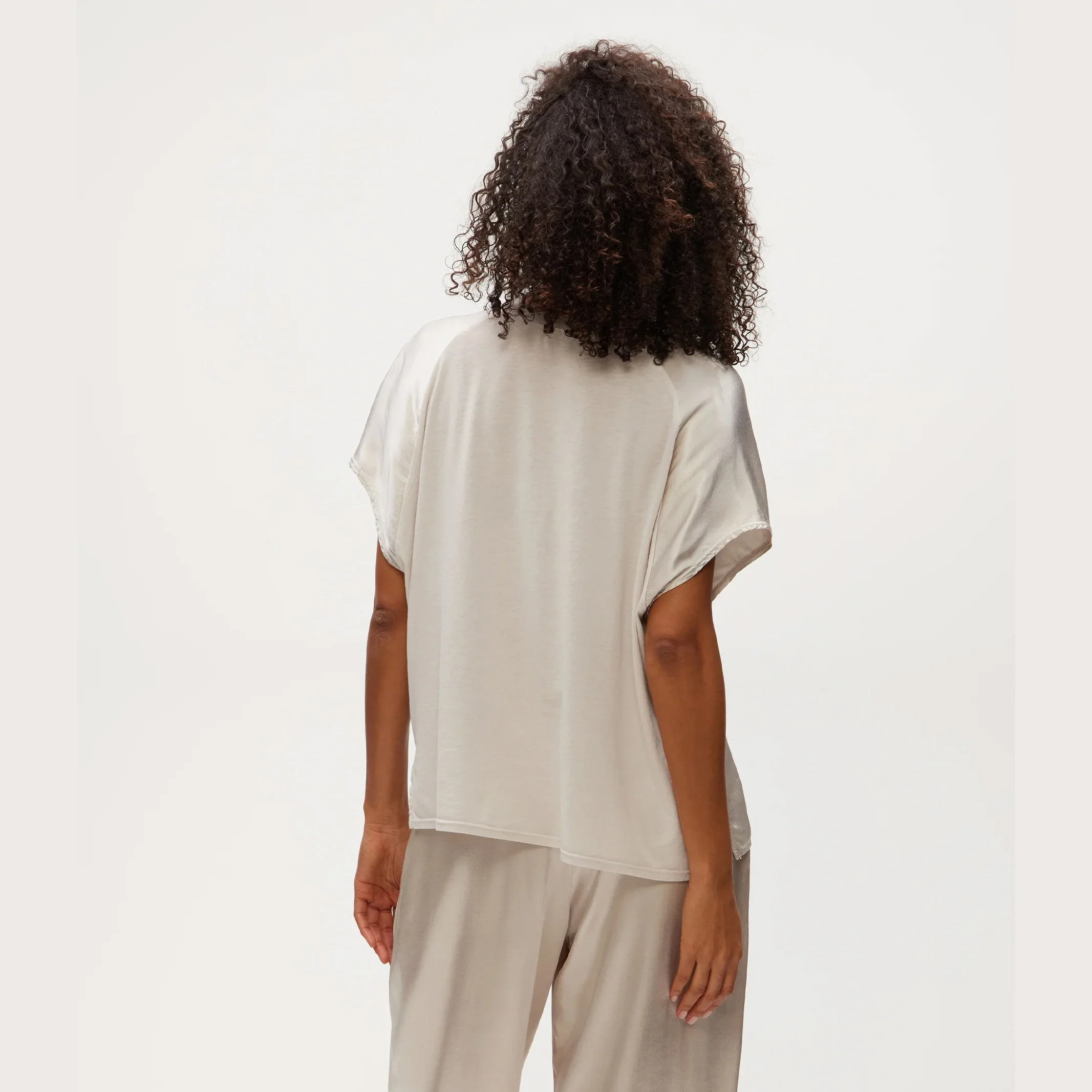 The flow satin tee shirt by Michael Stars, in cement color, rear view