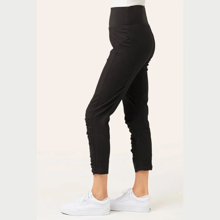 The high waist jetter pant by Wearables in black