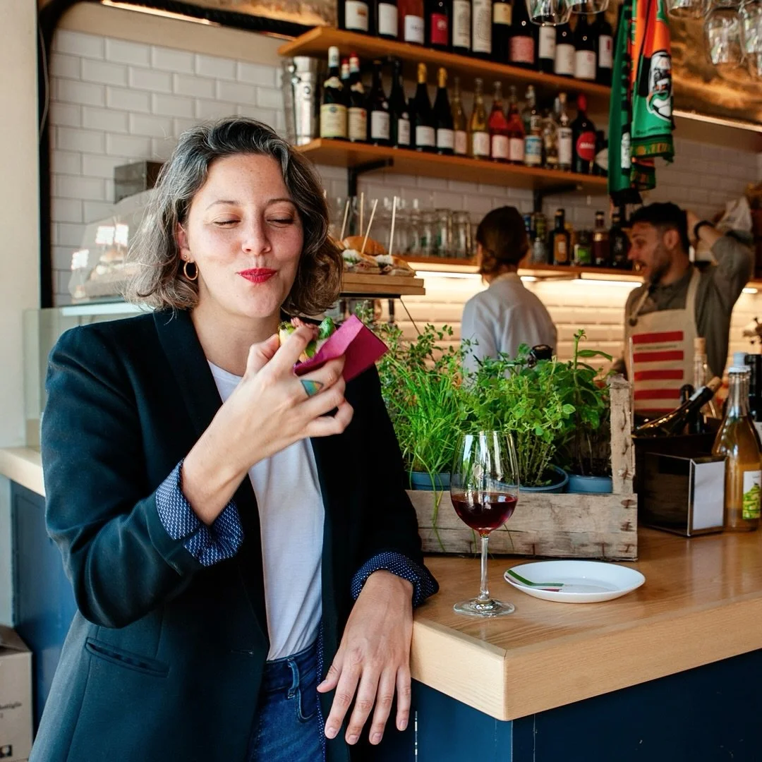 #happyplace
👀 Shown here is one of my favorite wine bars in Venice: @estropane.e.vino 
Owned by my friends, the Brothers Spezzamonte (@dario.spezza and @albertospezzamonte ) and found in Venice’s northwest Cannaregio neighborhood, Estro Pane