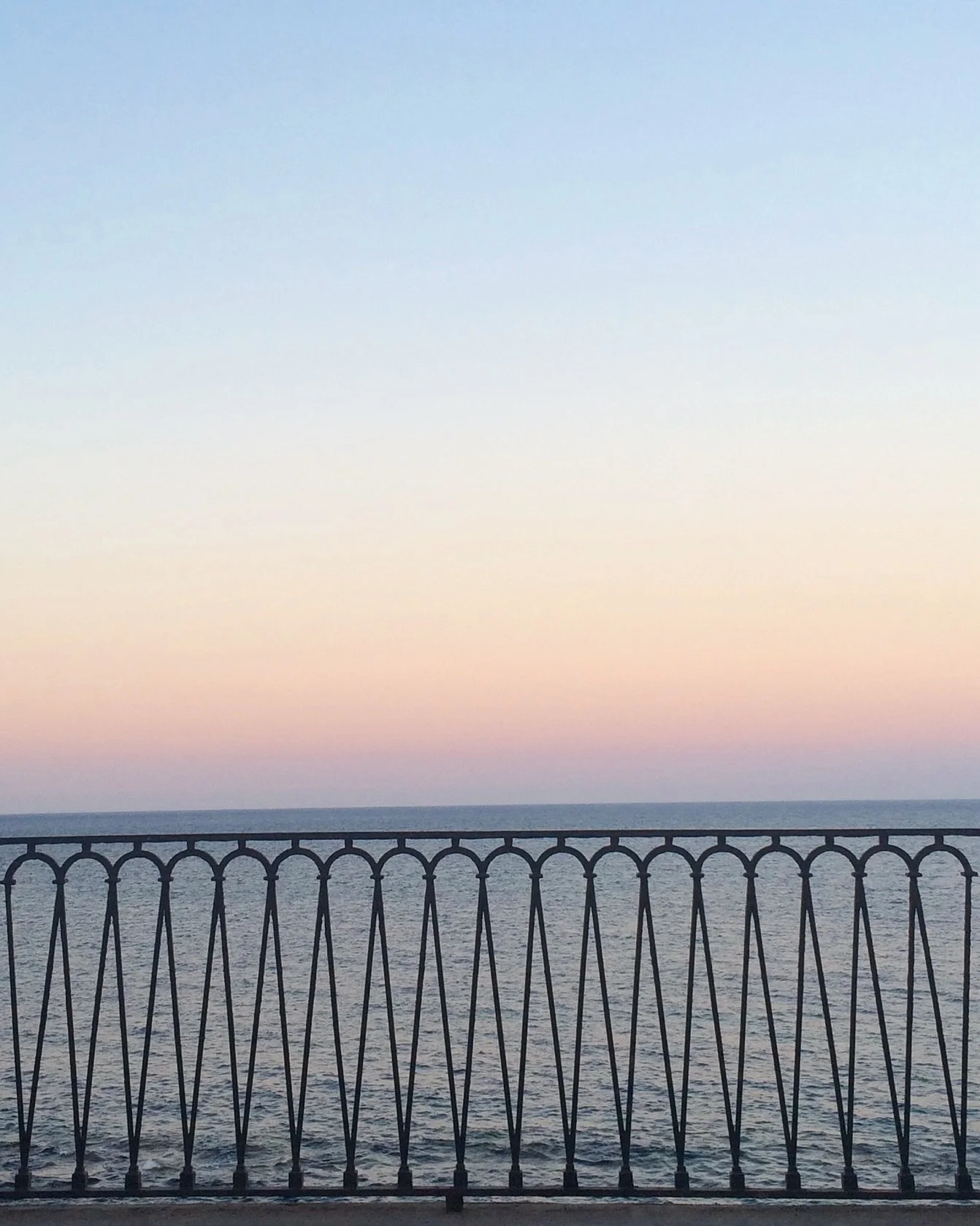 Sunset Sunday. 🌅
📍1. Ortigia, Sicily
📍2. Miami, Florida (live time)
#magicmoments #timeforaswim #sunsetrainbow #tramonto #sunset