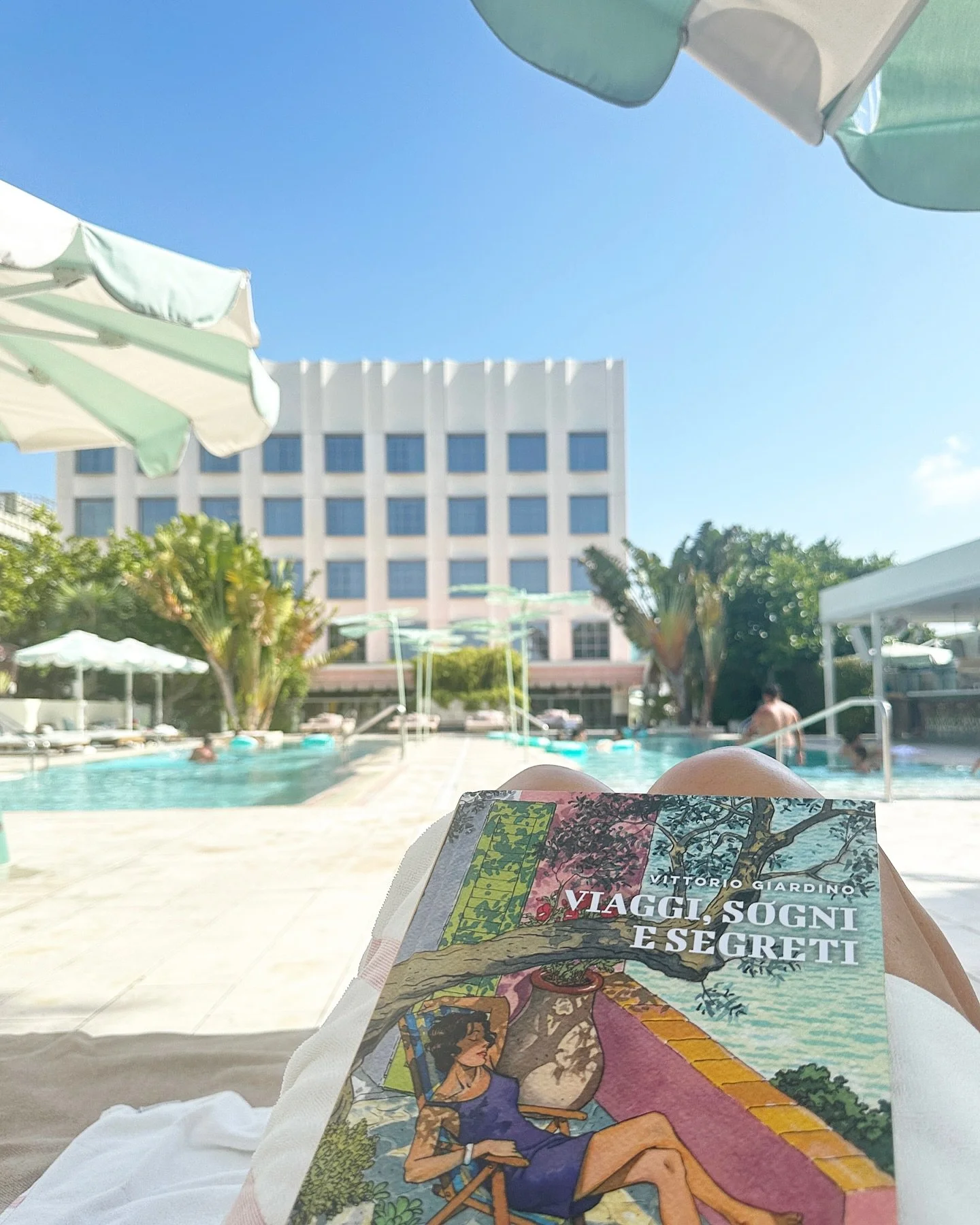 Travels, Dreams and Secrets…
Enjoyed a little staycation in Miami Beach recently at the @thegoodtimehotel , which was perfectly paired with Vittorio Giardino’s graphic short travel stories…and a frozen Miami Vice cocktail. 👌🏼😉