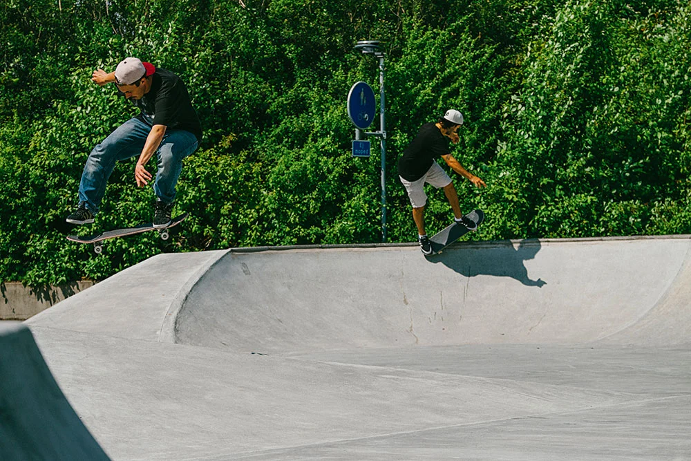 Simon Slomo Andersson Bs kickflip - Emre Yercok Pivot to fakie.&nbsp;Foto Martin Hallberg