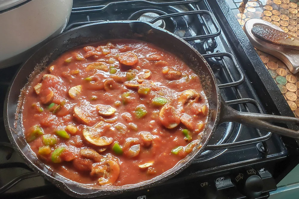 cooking spaghetti sauce at home