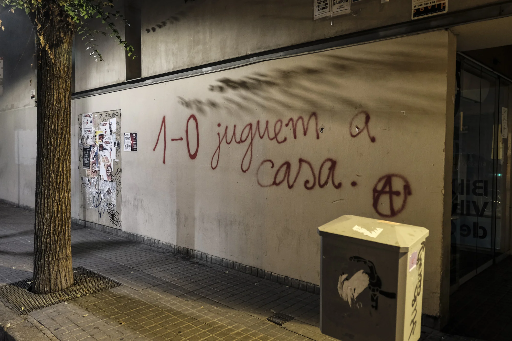 Just leaving the house 4 am in the morning, a joke running on whatsapp says "Rajoy mad so many people that also the anarchist will vote", the joke become reality.
