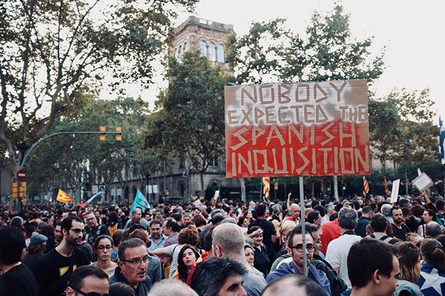 Demonstration against police brutality during the referendum on Catalan Independence in #catalunya #barcelona. 
#love #picoftheday #1oct #catalanreferendum #selfdefense #notincpor #referendum  #catalunyalliure #3oct #3o #vaga #vagageneral #montypytho