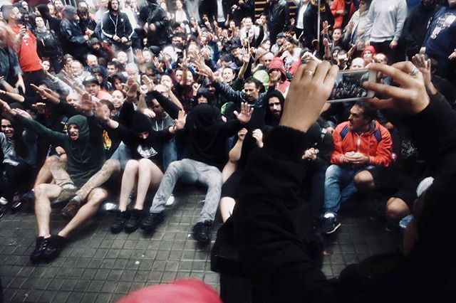 Catalan people protecting the pool Catalan refer&eacute;ndum in #catalunya #barcelona. 
#love #picoftheday #1oct #catalanreferendum #selfdefense #notincpor #referendum  #catalunyalliure